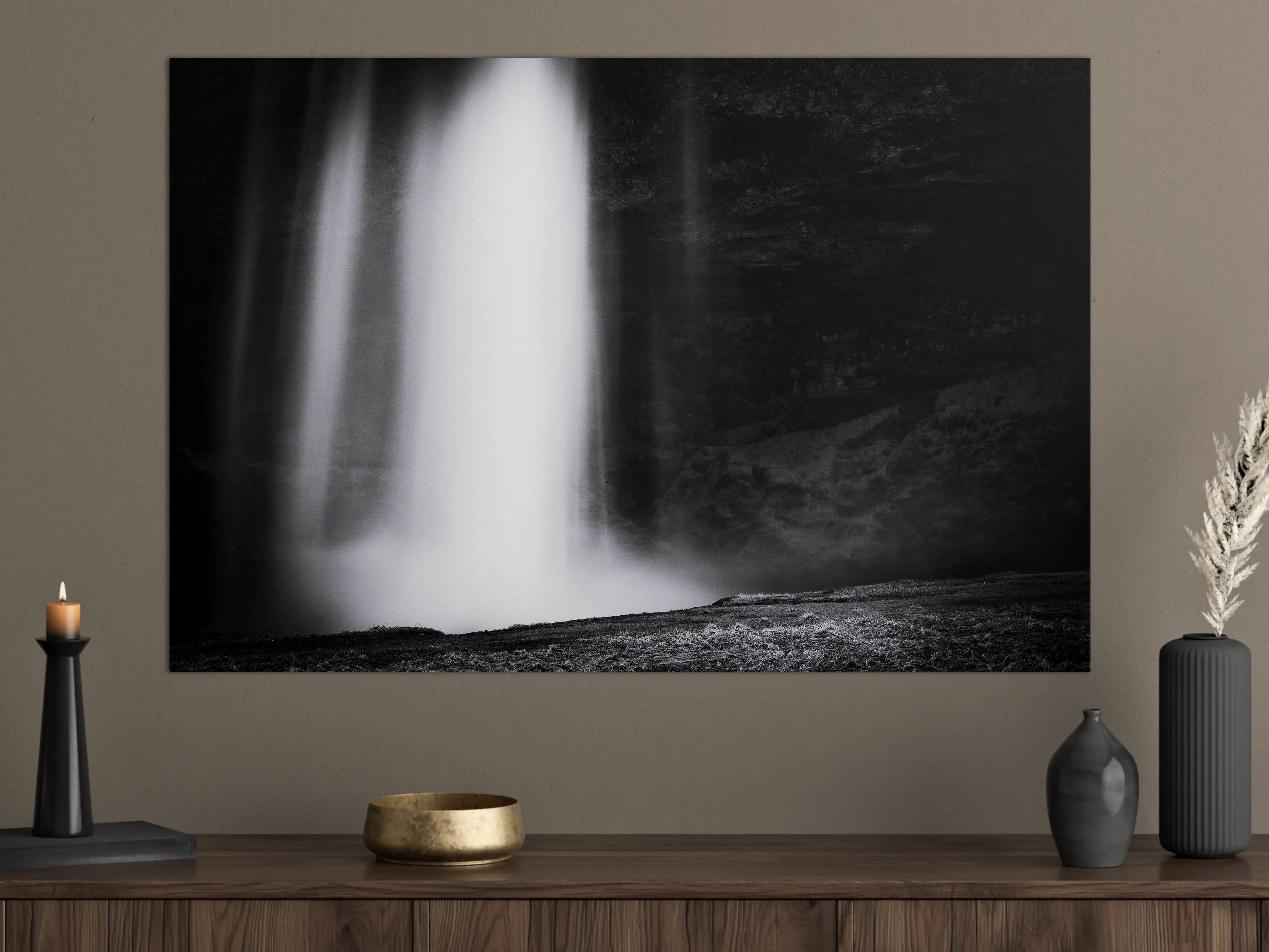 Große Wandbilder - Majestätischer Wasserfall in dunkler Landschaft