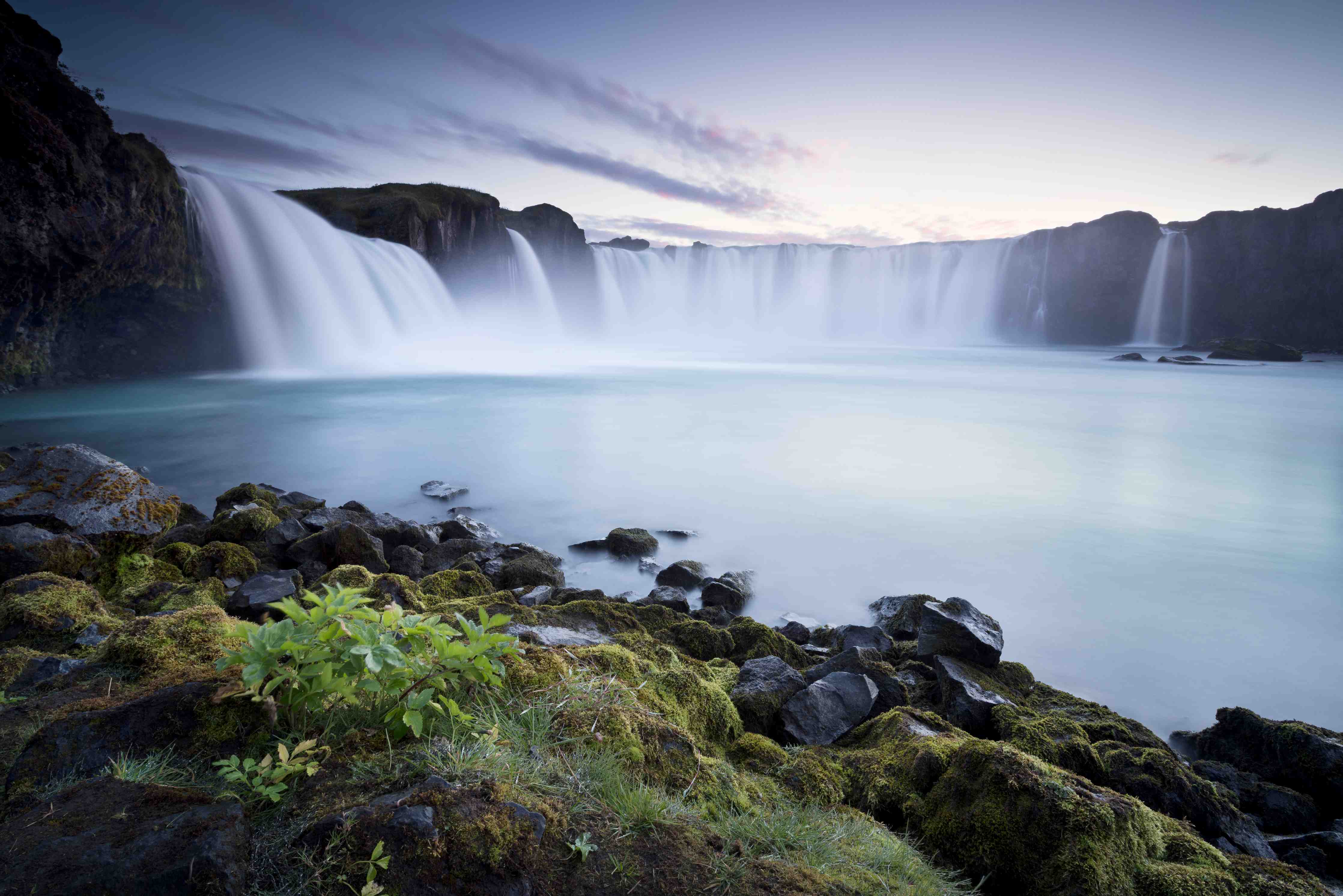Große Wandbilder-Majestätischer Wasserfall in naturbelassener Umgebung