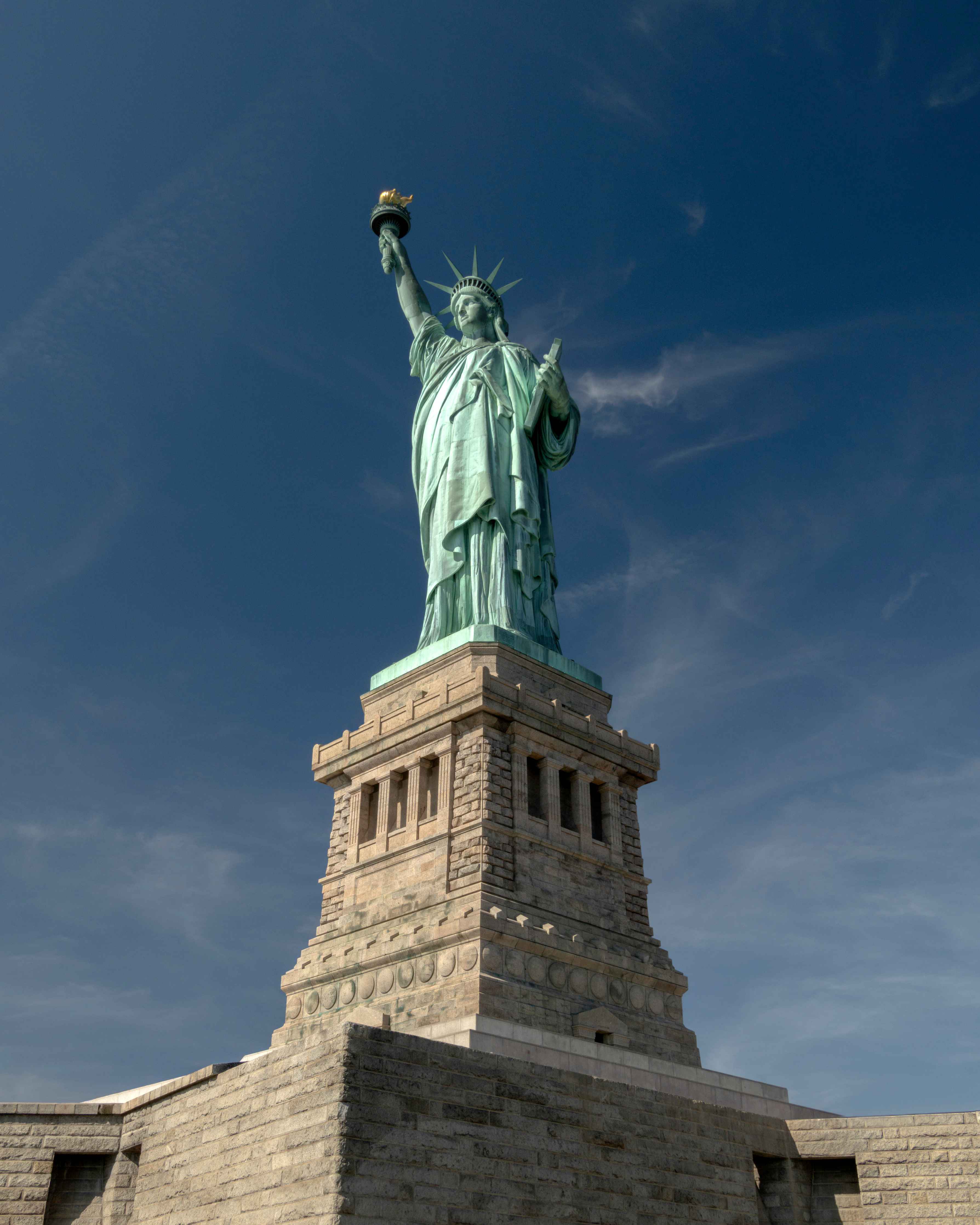 Große Wandbilder-Majestatische Freiheitsstatue vor blauer Himmel