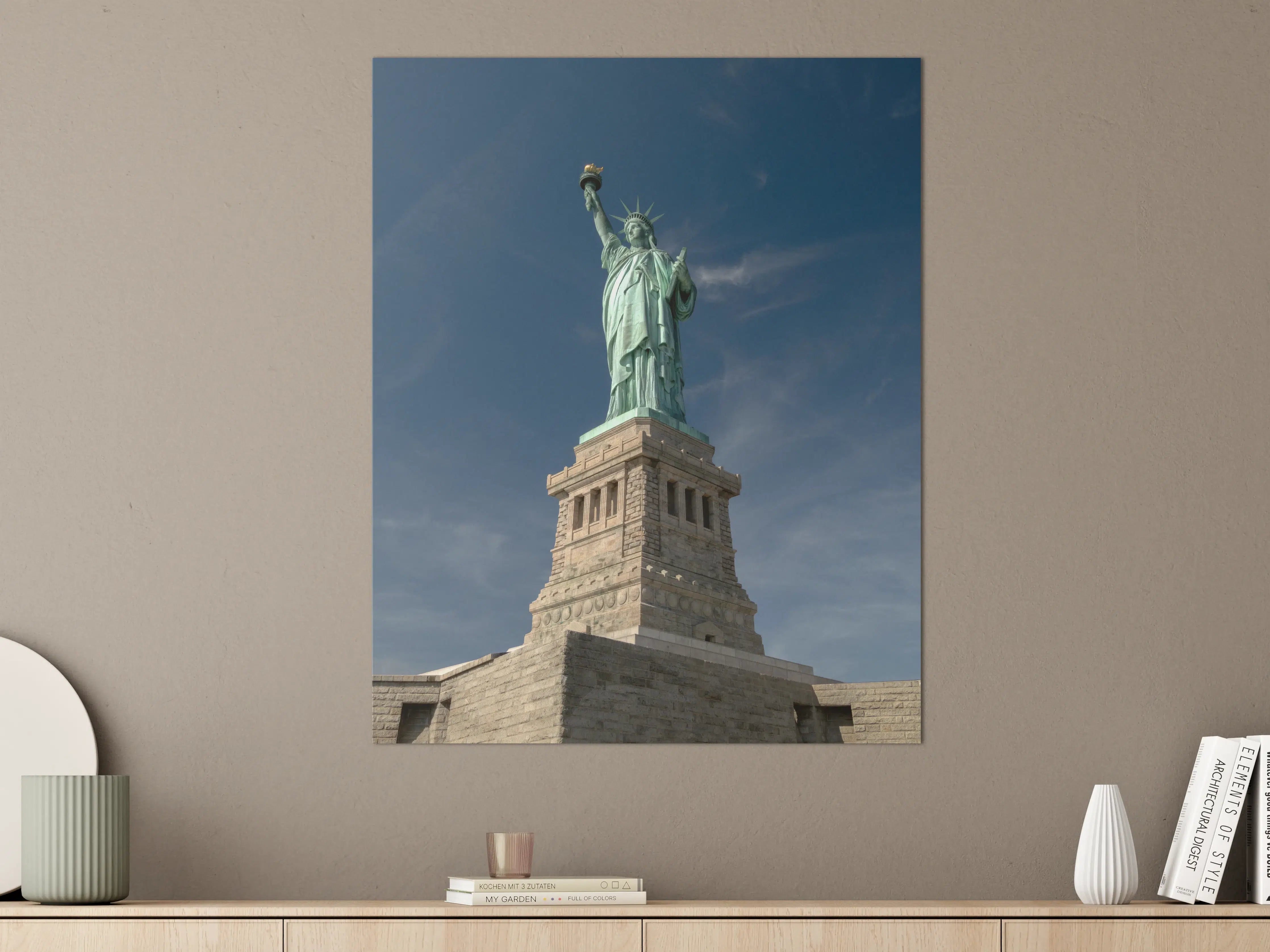 Große Wandbilder - Majestatische Freiheitsstatue vor blauer Himmel