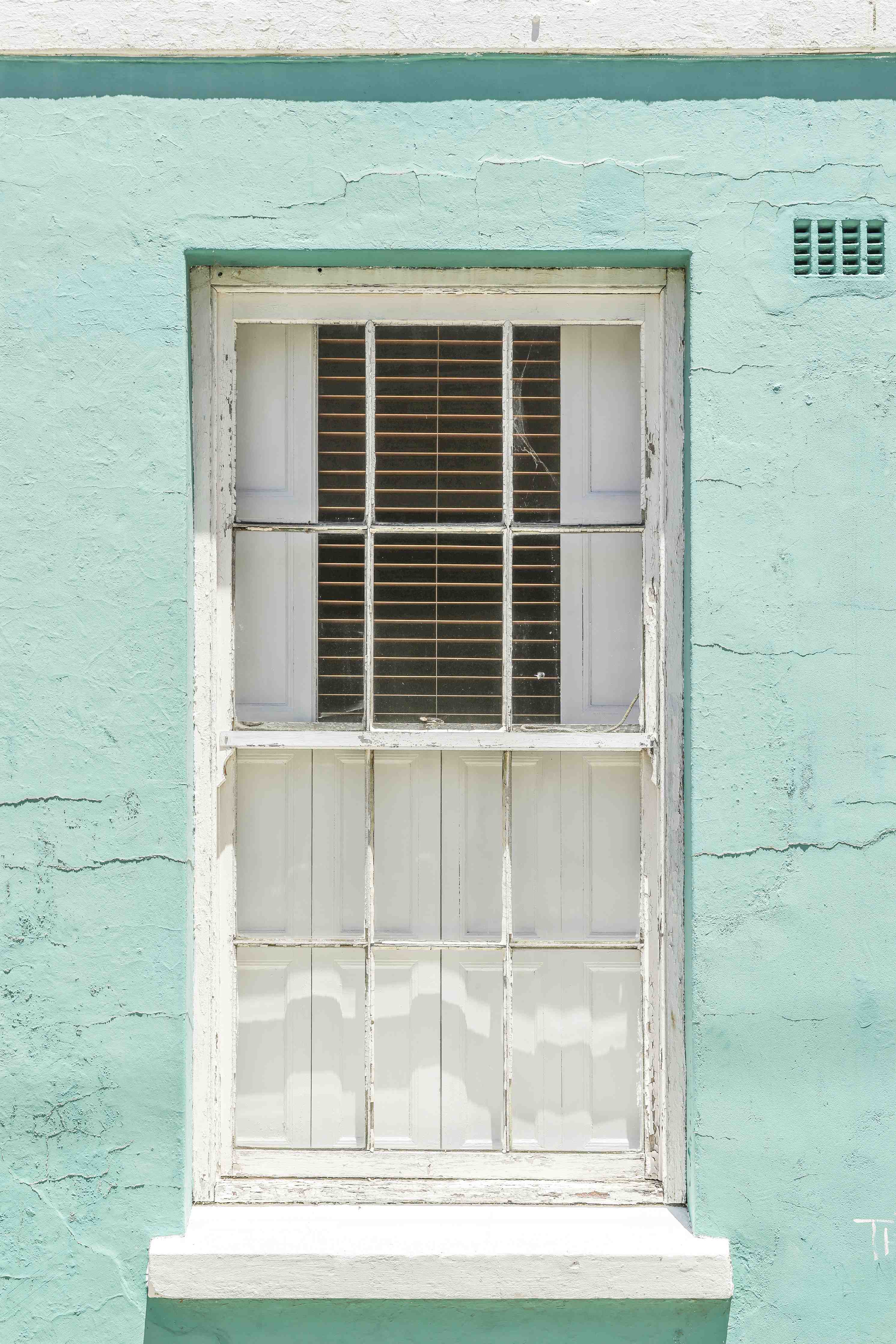 Große Wandbilder-Mintfarbenes Fassadenfenster