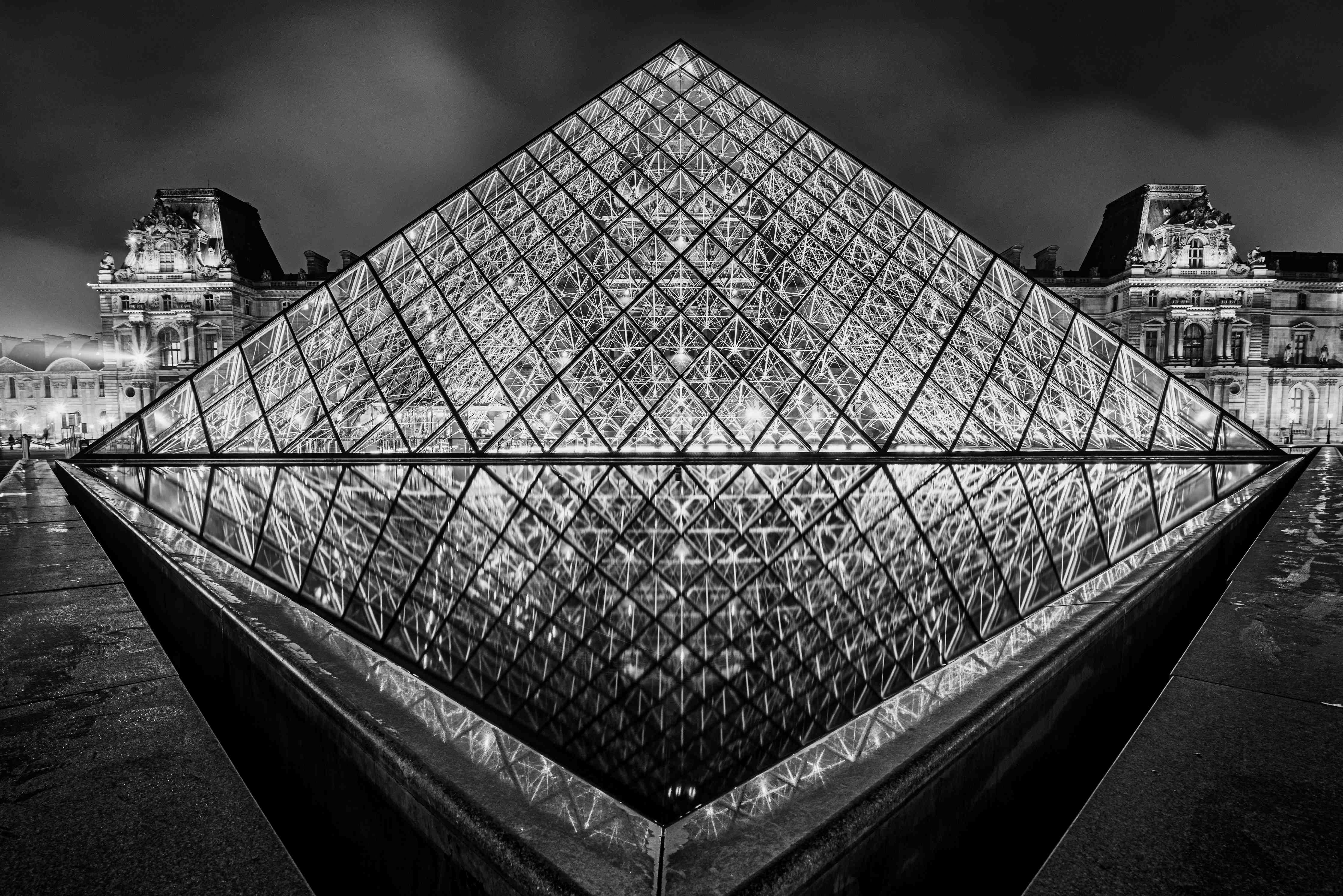Große Wandbilder-Moderne Pyramidenstruktur bei Nacht