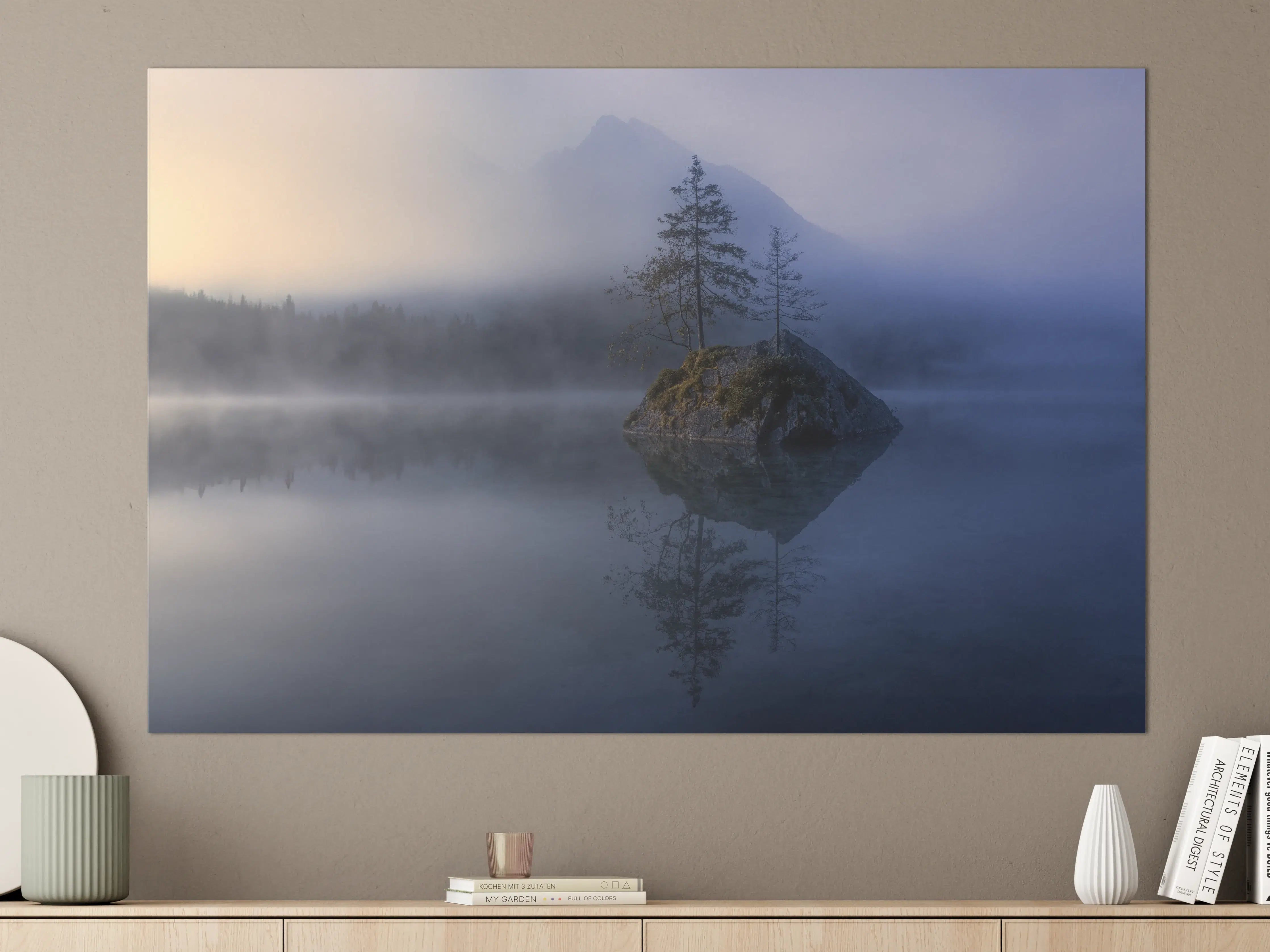 Große Wandbilder - Mystischer Bergsee mit Nebel und Insel