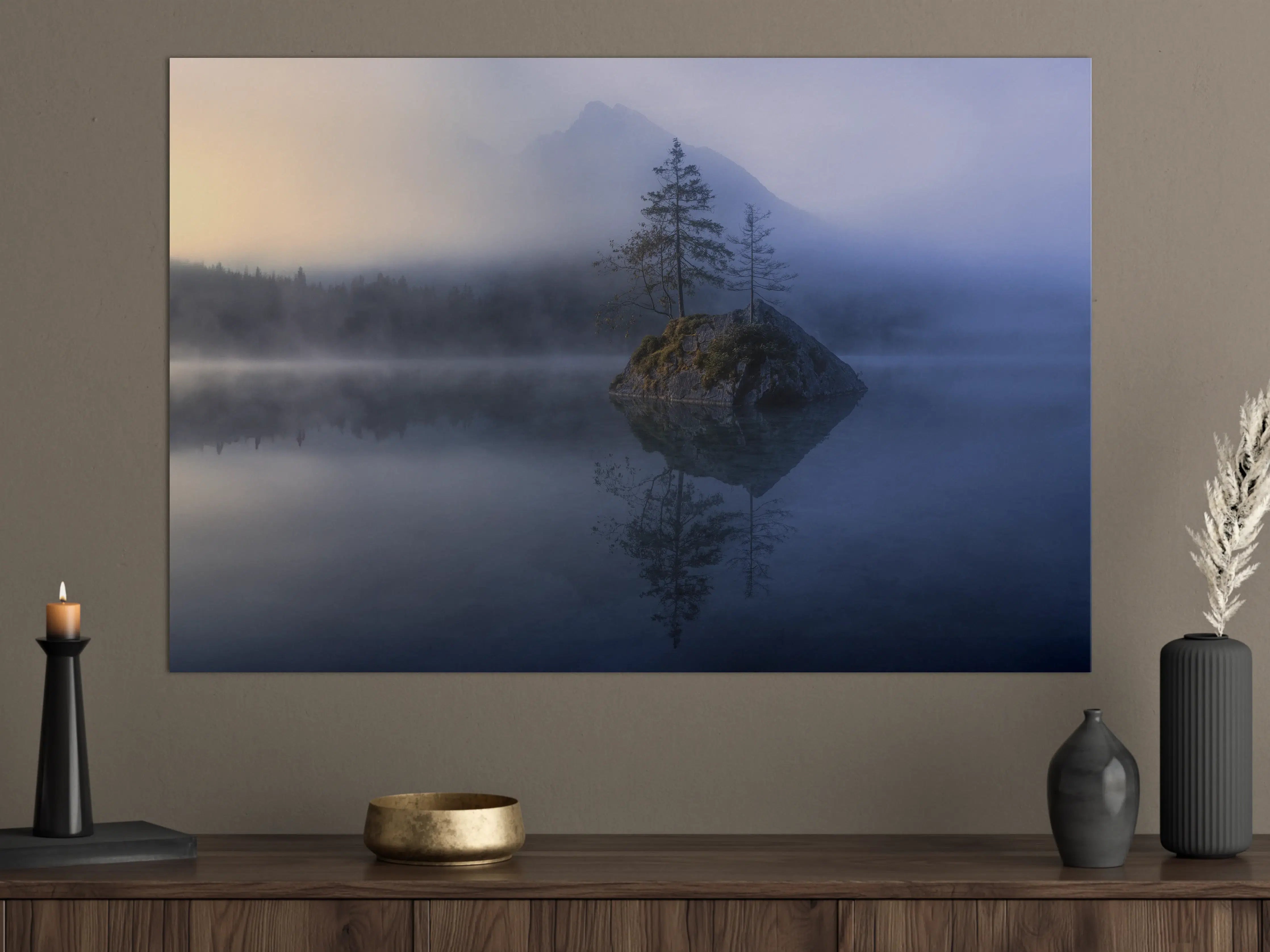 Große Wandbilder - Mystischer Bergsee mit Nebel und Insel