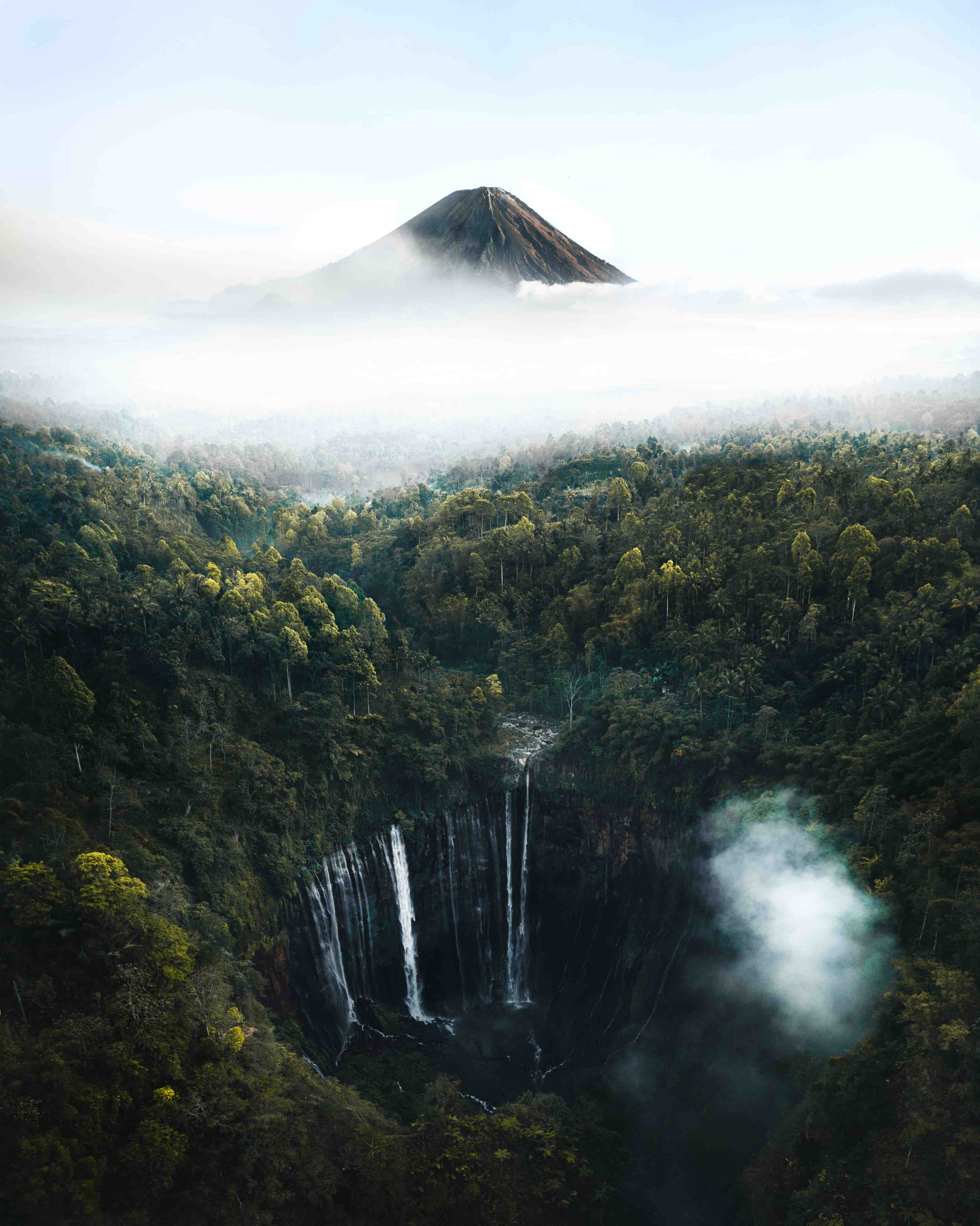 Große Wandbilder-Mystischer Vulkanausblick mit Wasserfall