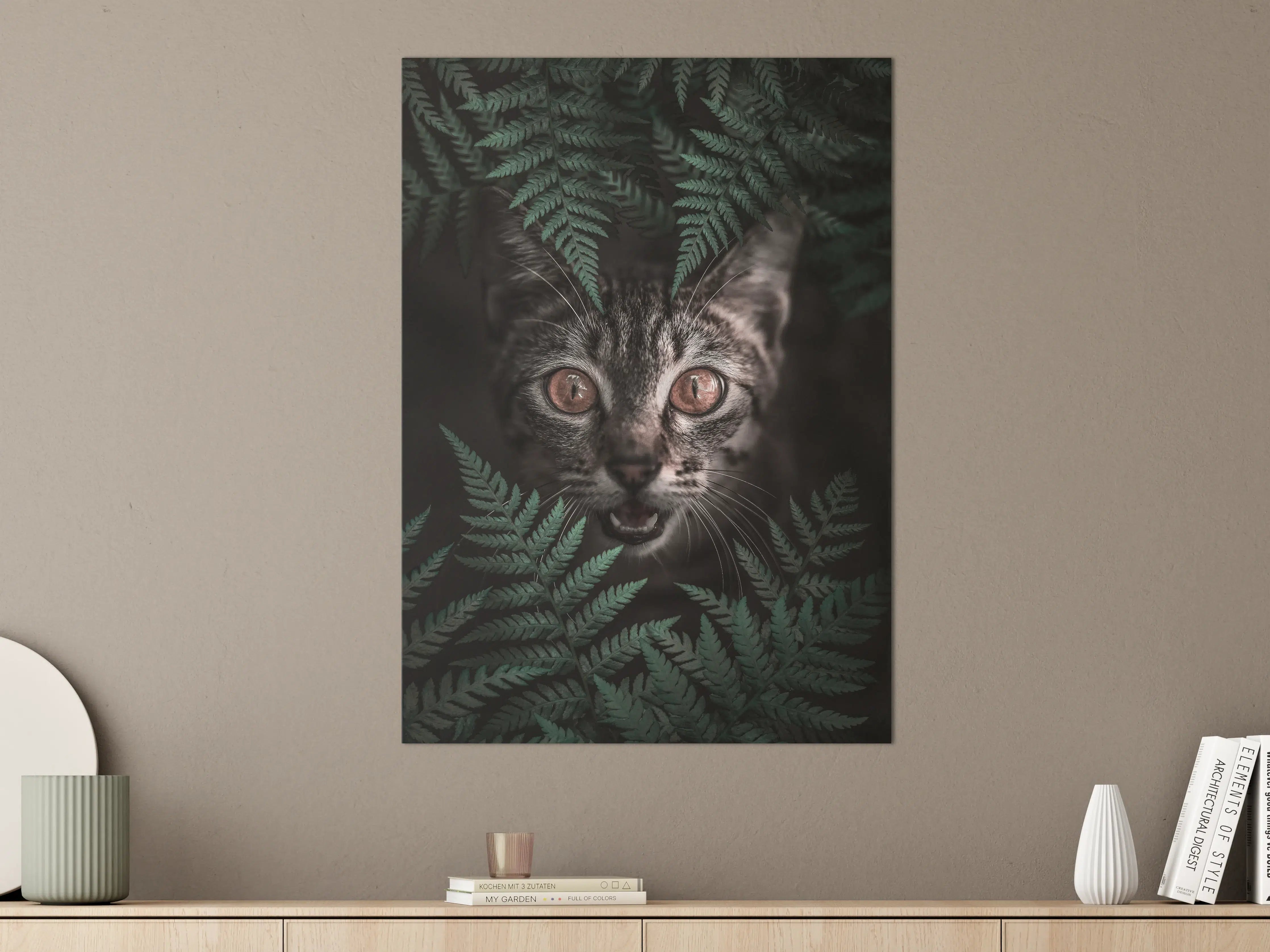 Große Wandbilder - Neugieriger Katze zwischen grünen Farnen
