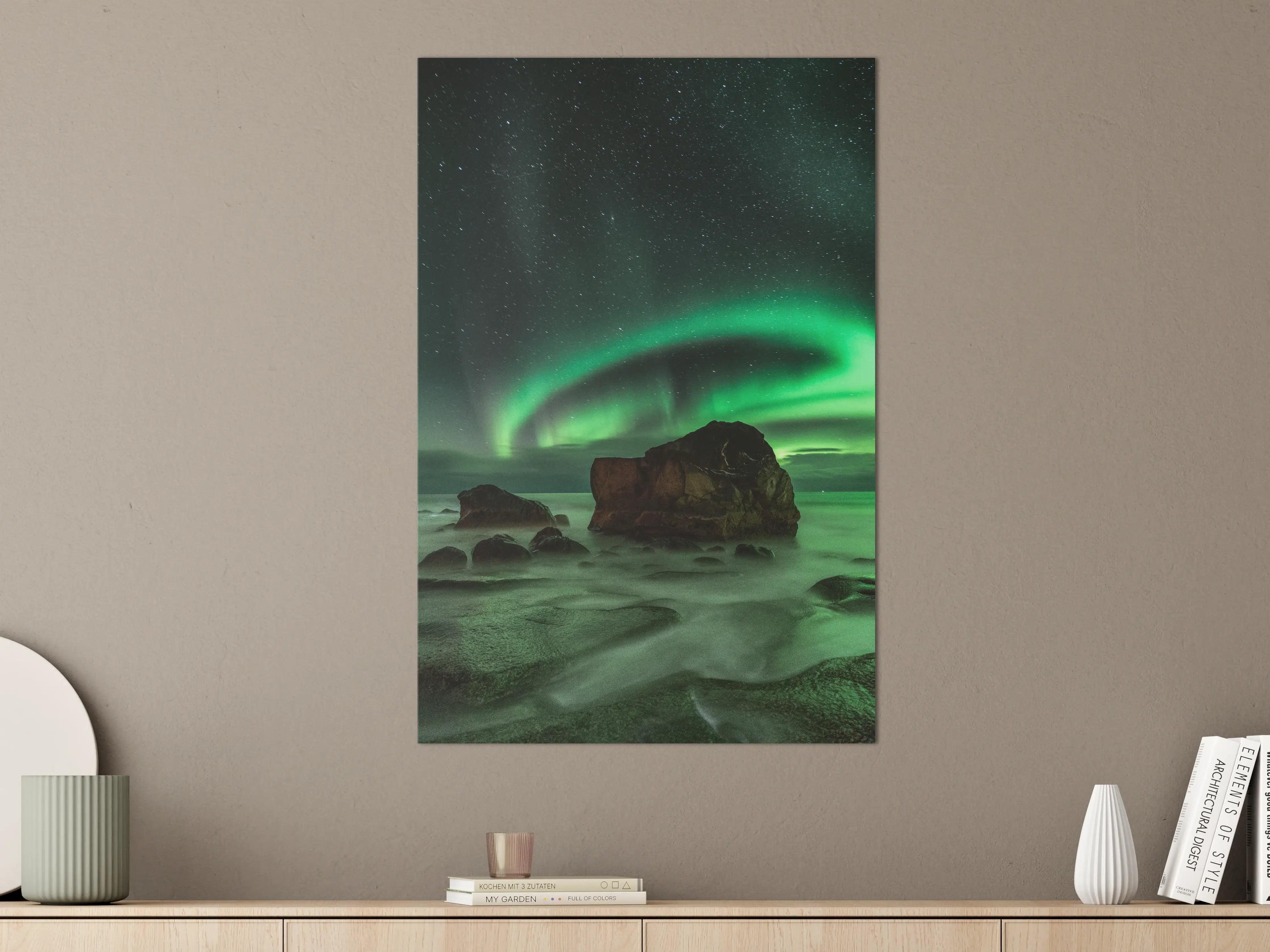 Große Wandbilder - Nordlichter über Felsen am Meer