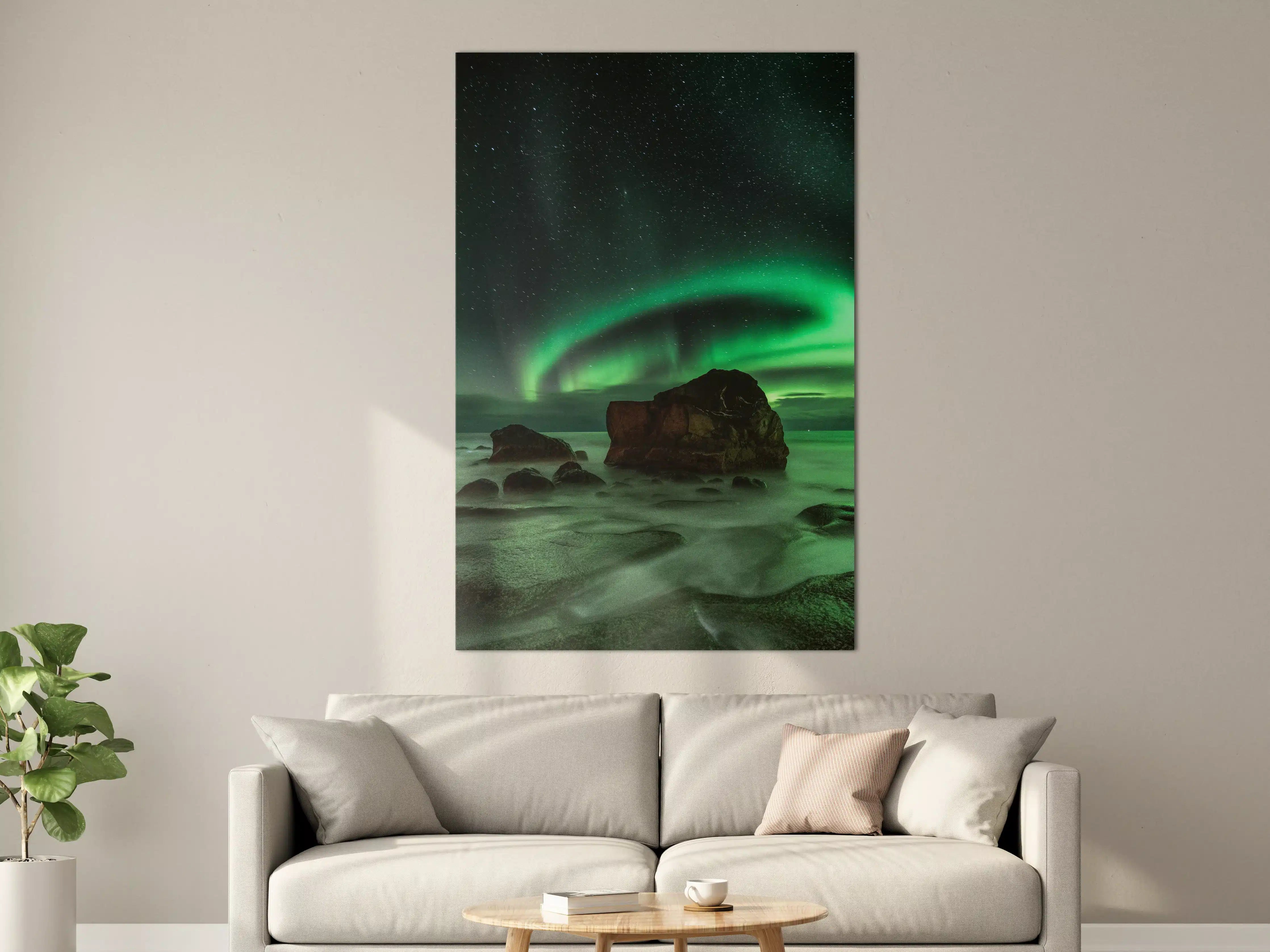 Große Wandbilder - Nordlichter über Felsen am Meer