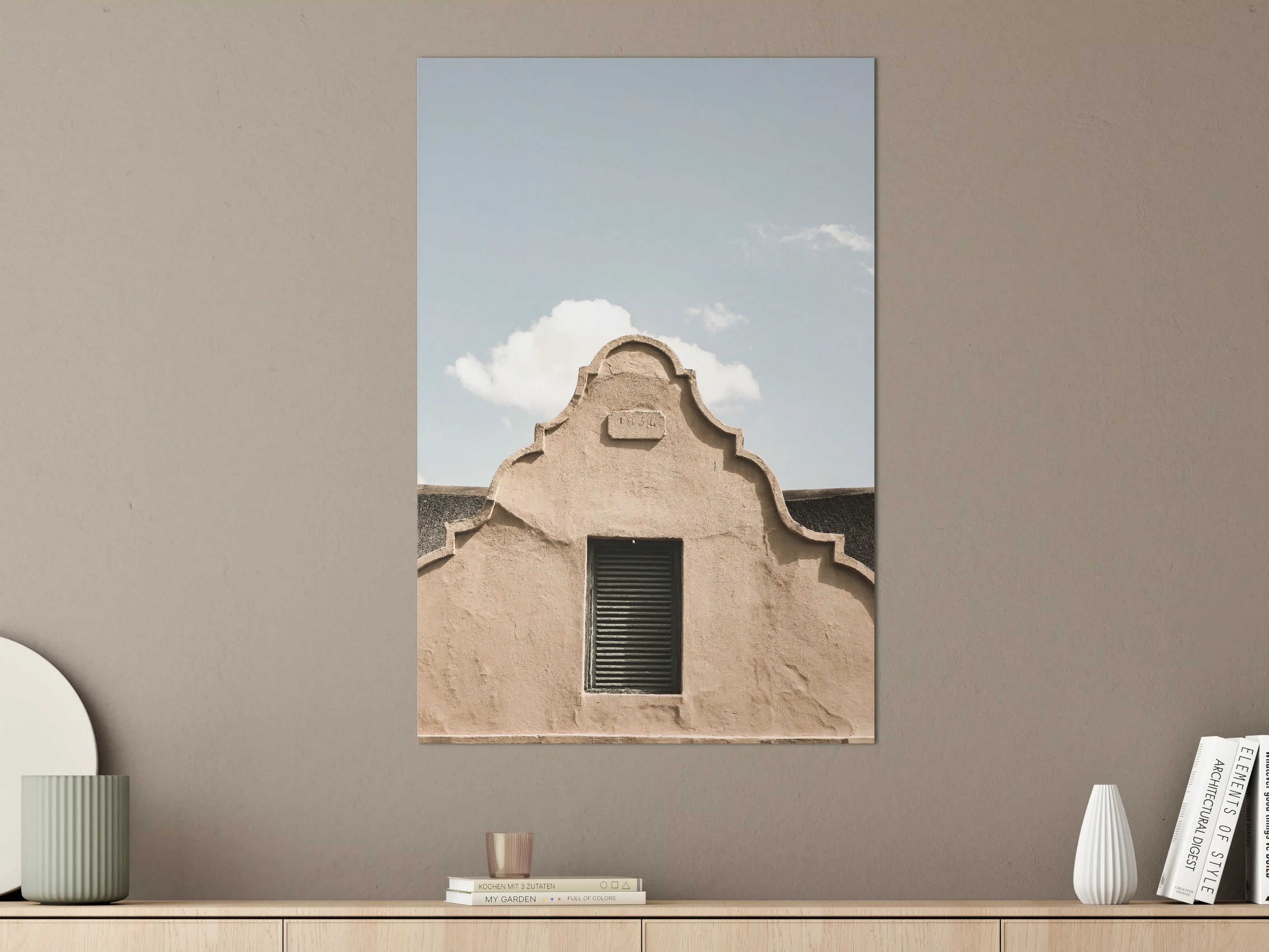 Große Wandbilder - Pastellfarbene Hausfassade mit geschwungenem Giebel