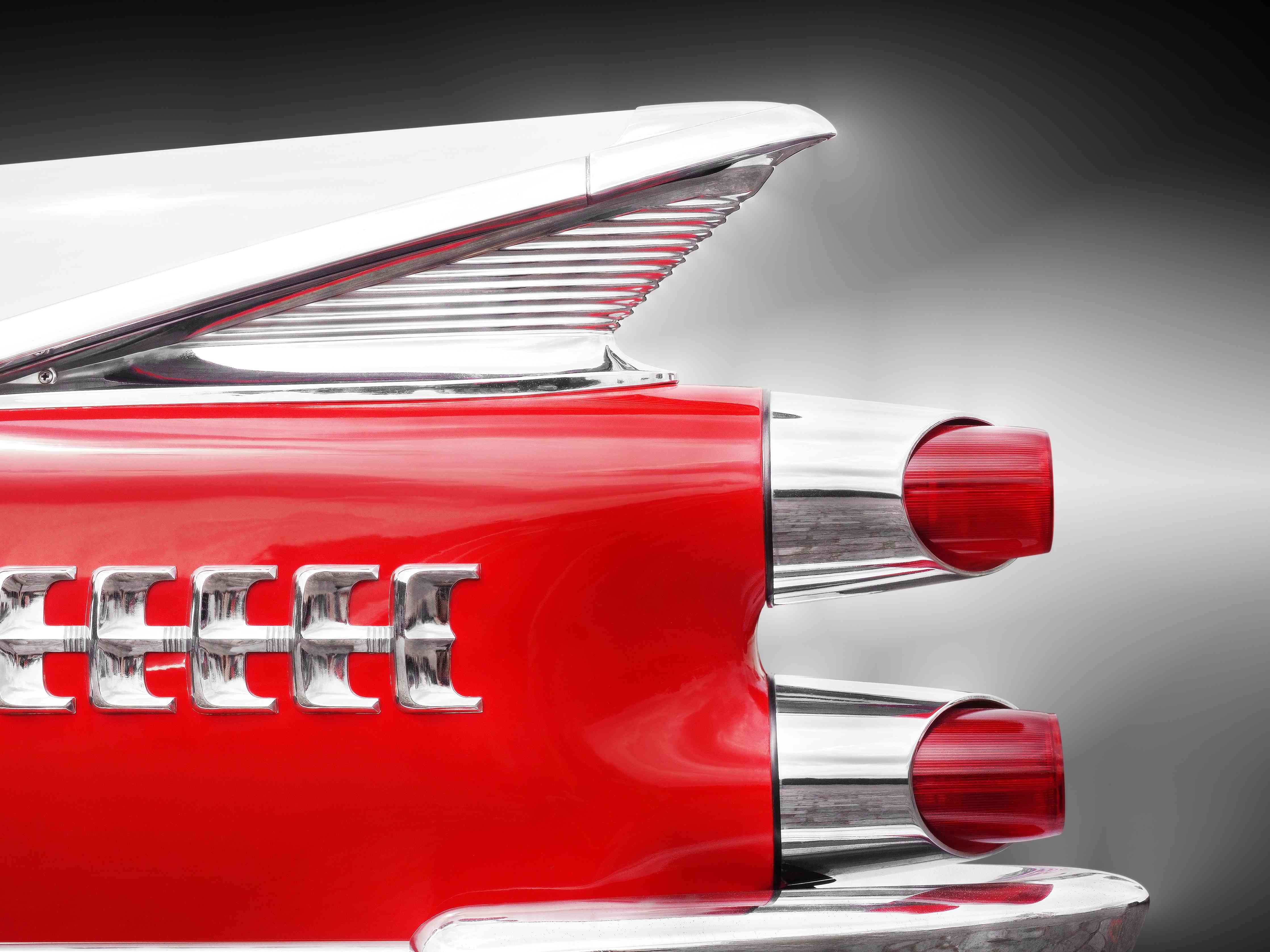 Große Wandbilder-Retro-Fahrzeug-Detail in Rot und Silber.