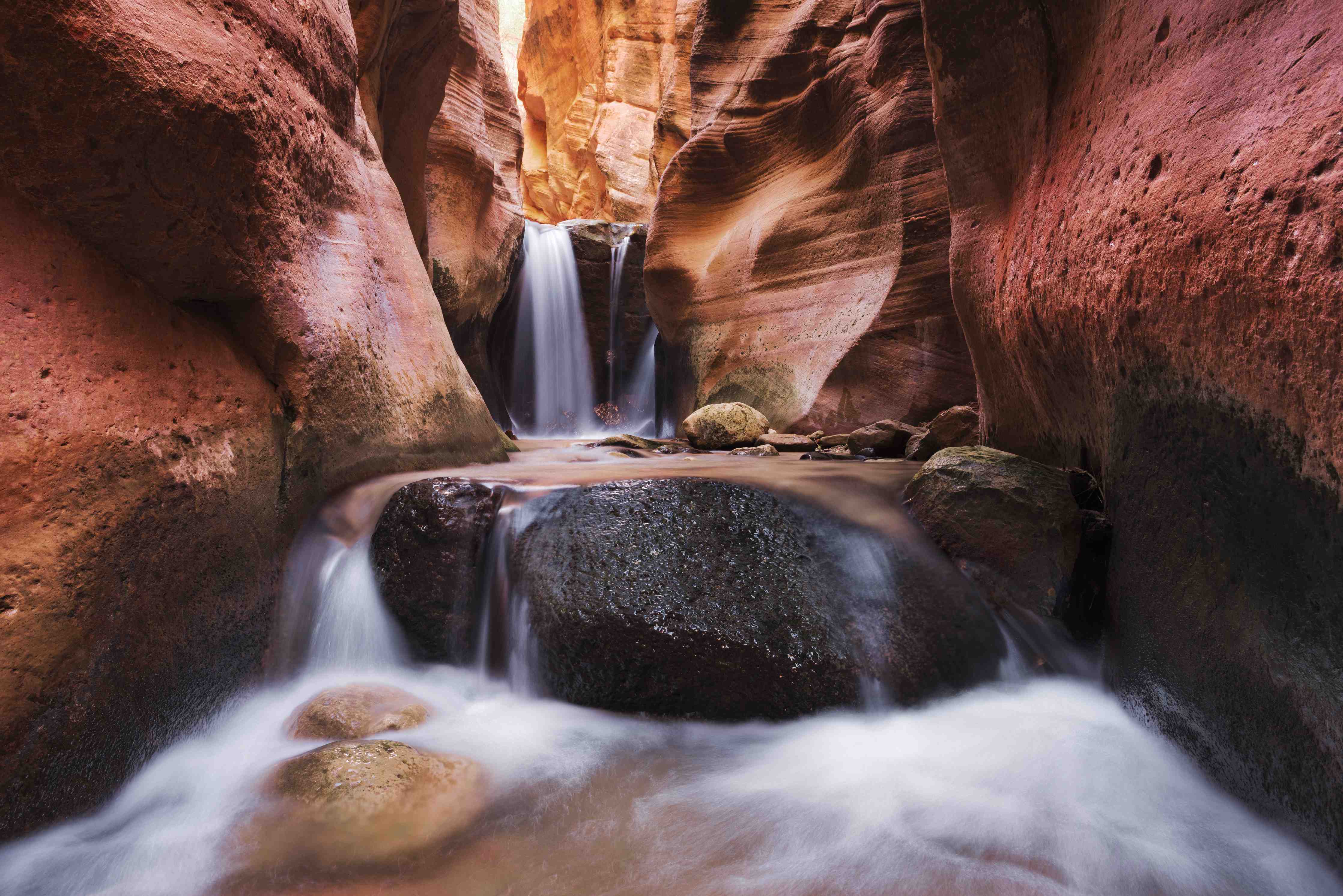 Große Wandbilder-Romantischer Wasserfall zwischen rotem Felsen