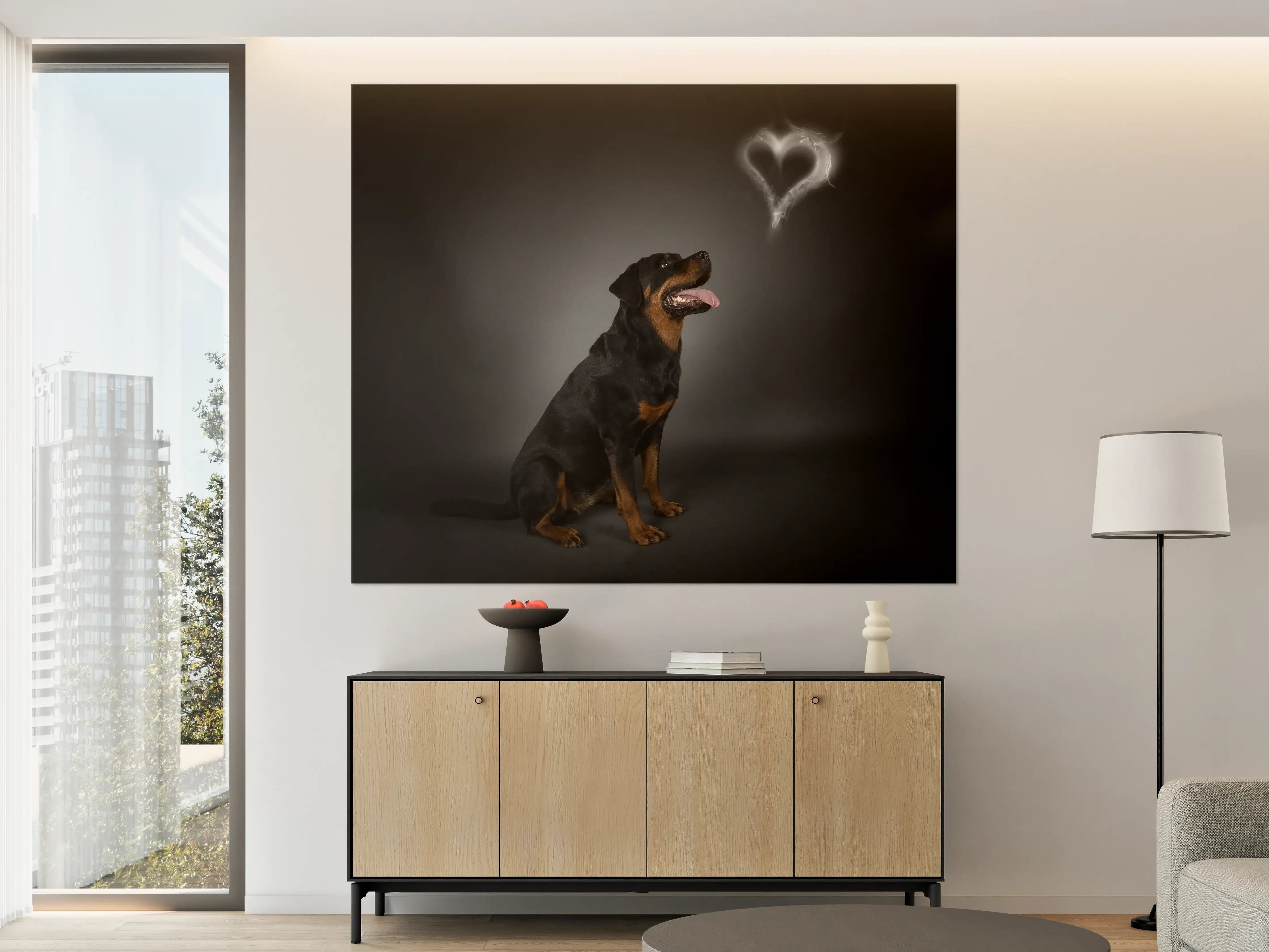 Große Wandbilder - Rottweiler sitzend mit Blick auf Herz