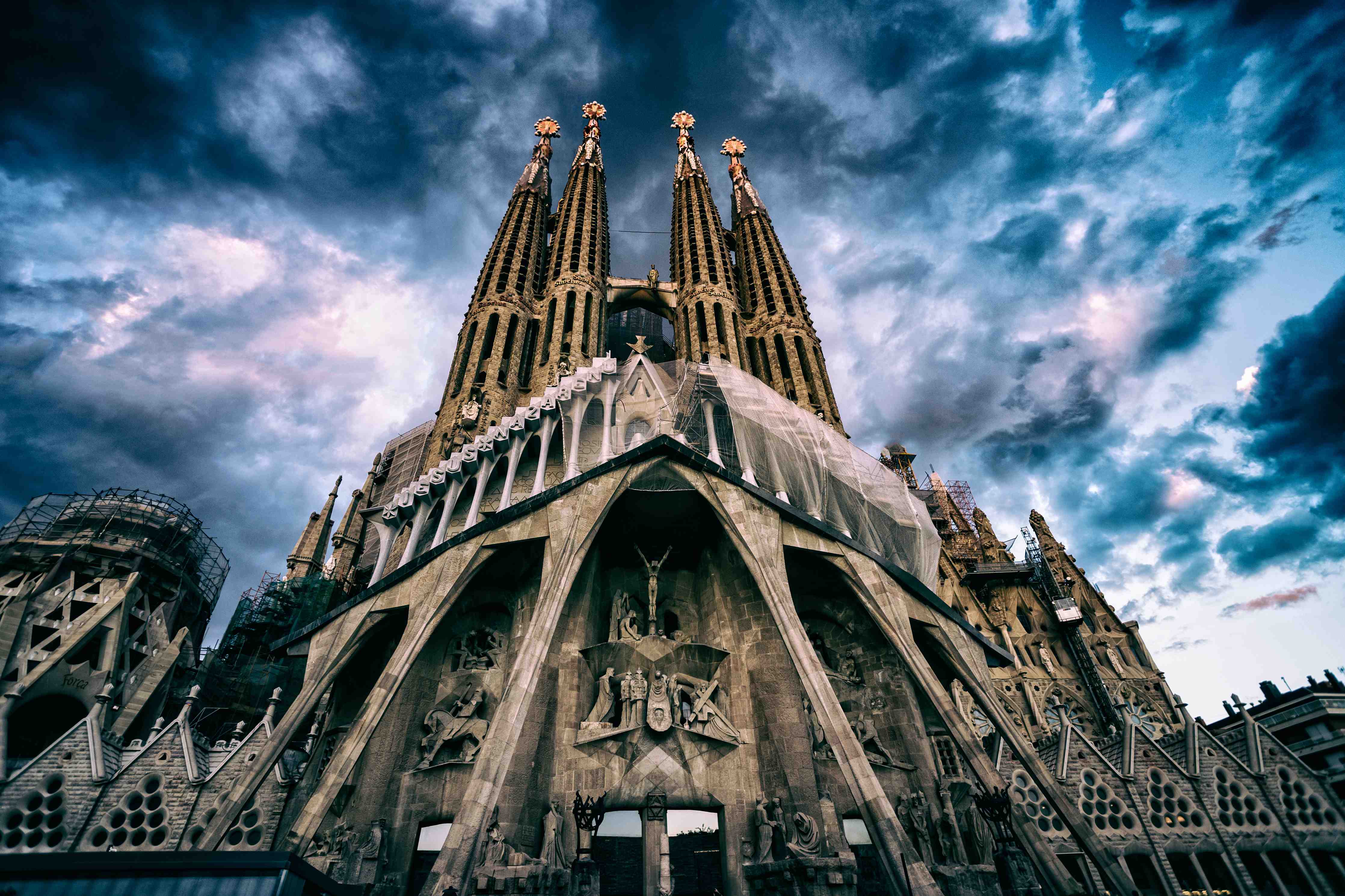 Große Wandbilder-Sagrada Família in Barcelona bei dramatischem Himmel