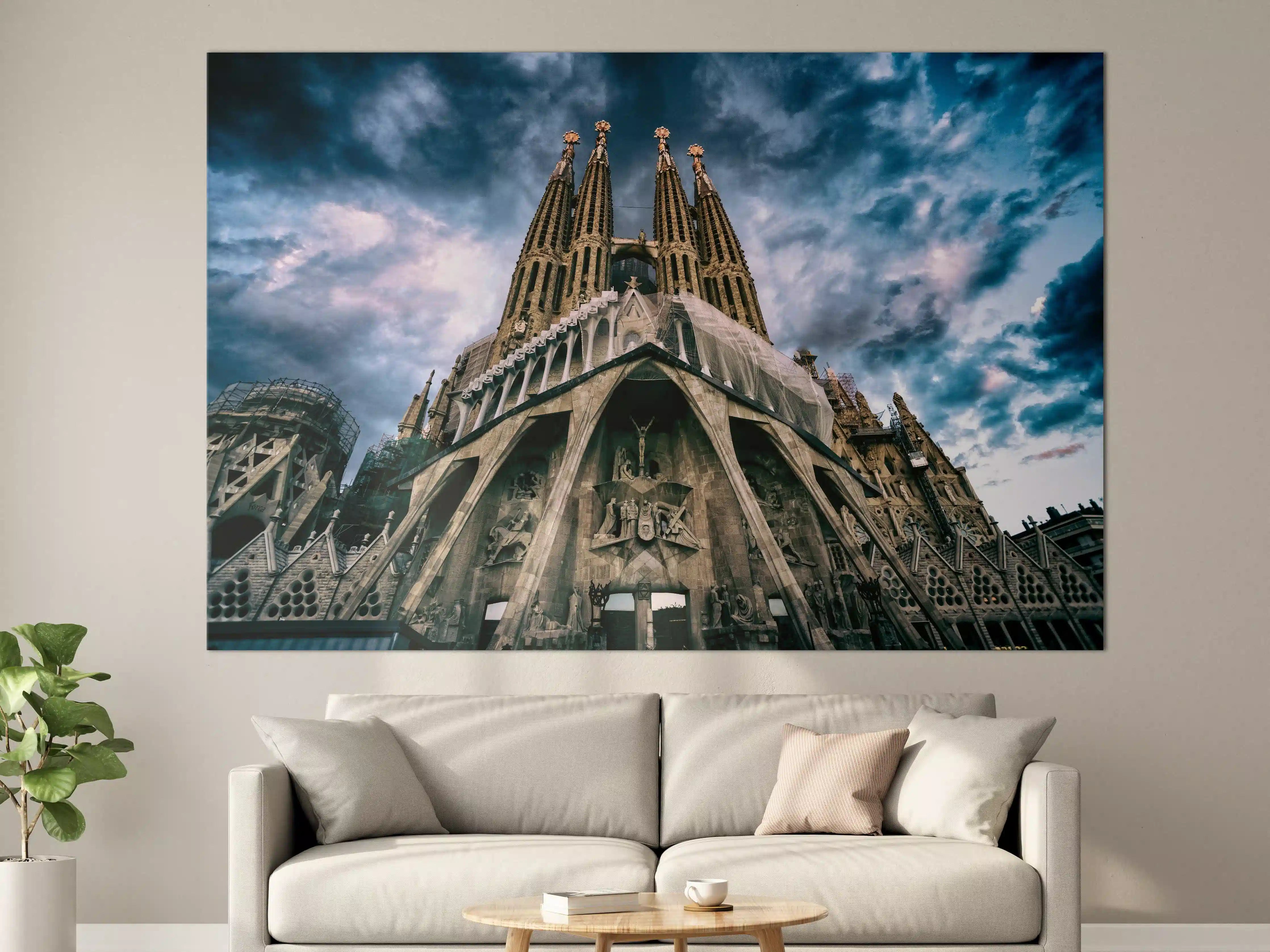 Große Wandbilder - Sagrada Família in Barcelona bei dramatischem Himmel