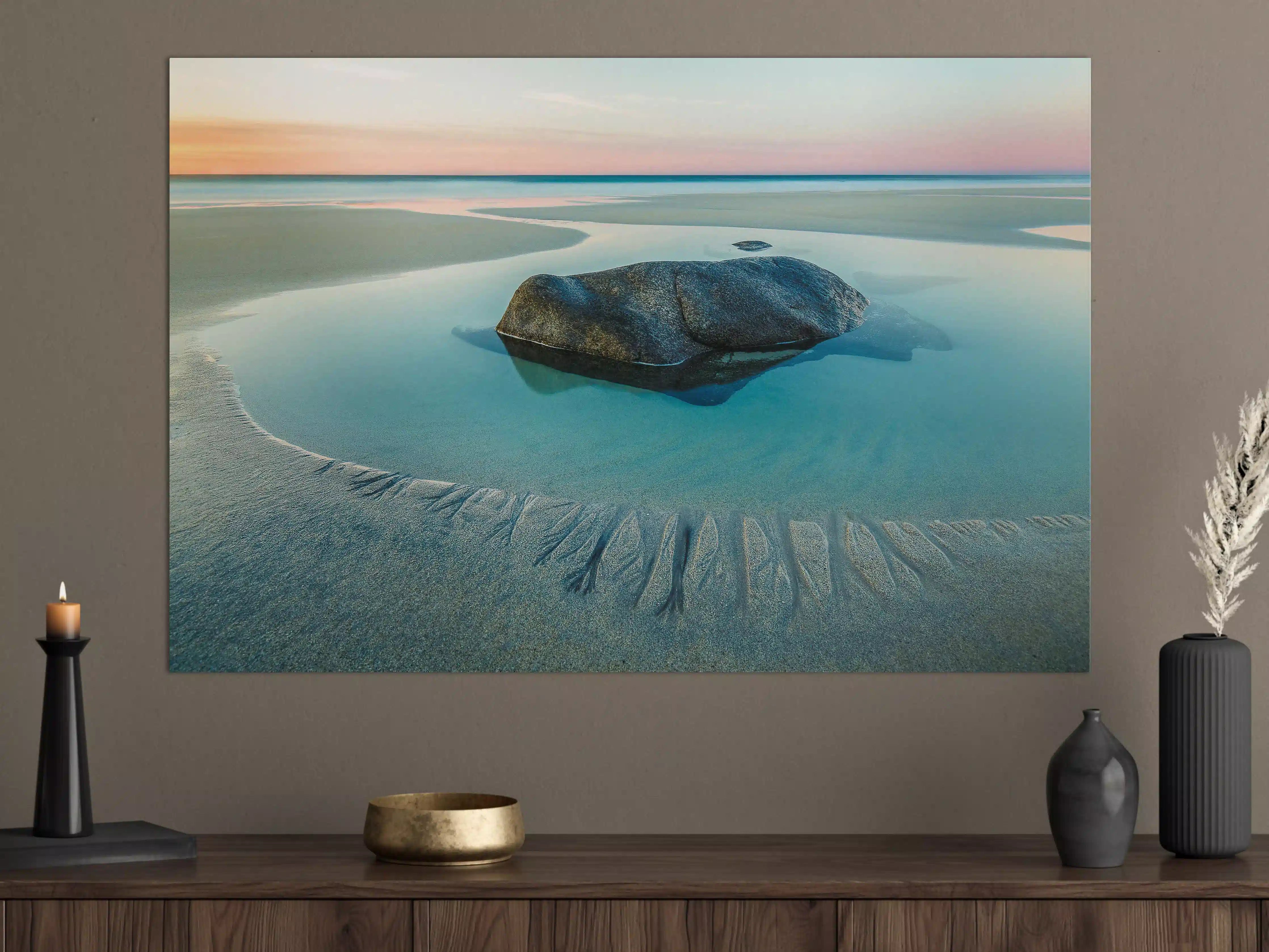 Große Wandbilder - Sanfte Küstenlandschaft mit ruhigem Wasser und Felsen am Strand