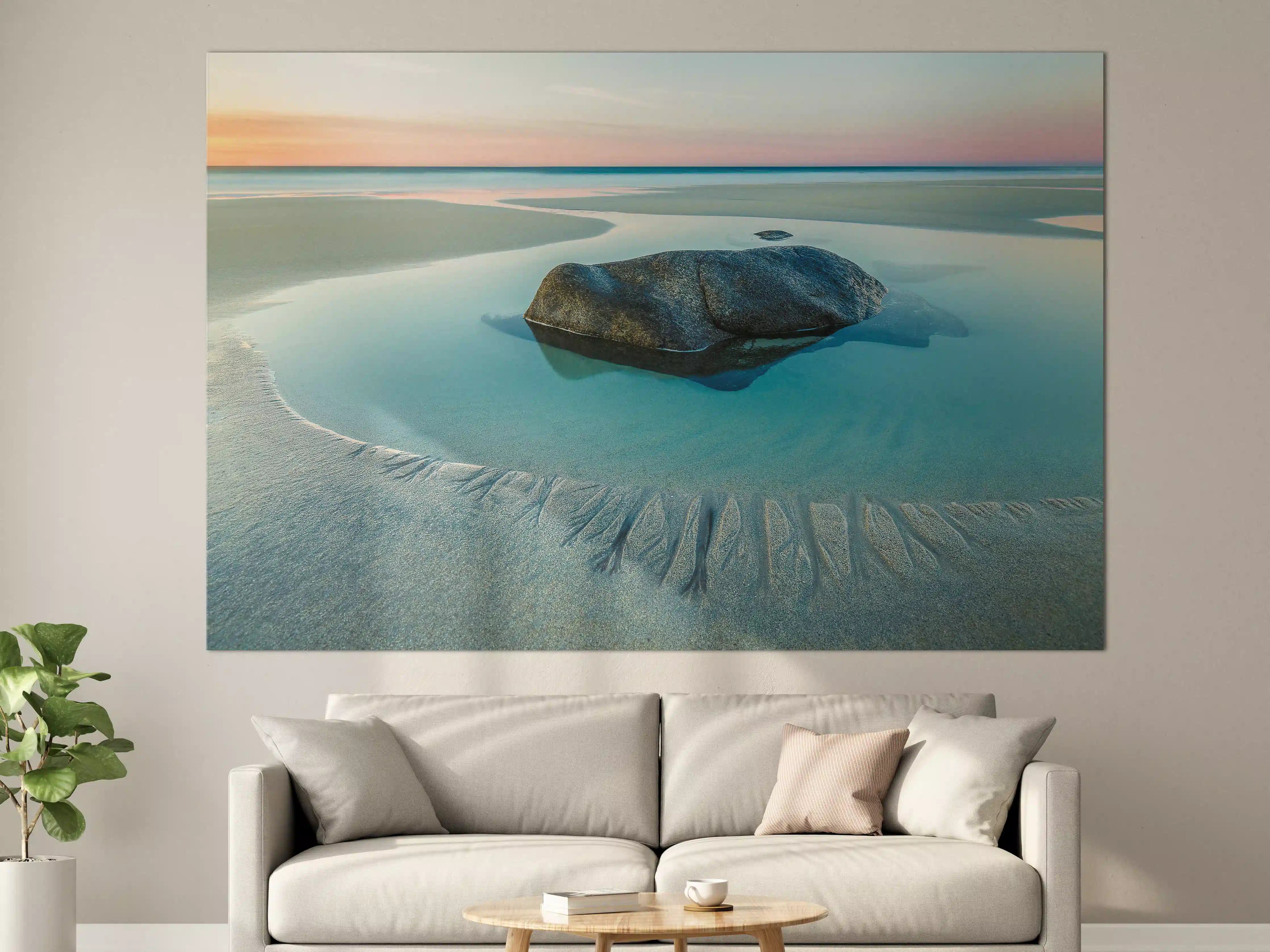 Große Wandbilder - Sanfte Küstenlandschaft mit ruhigem Wasser und Felsen am Strand