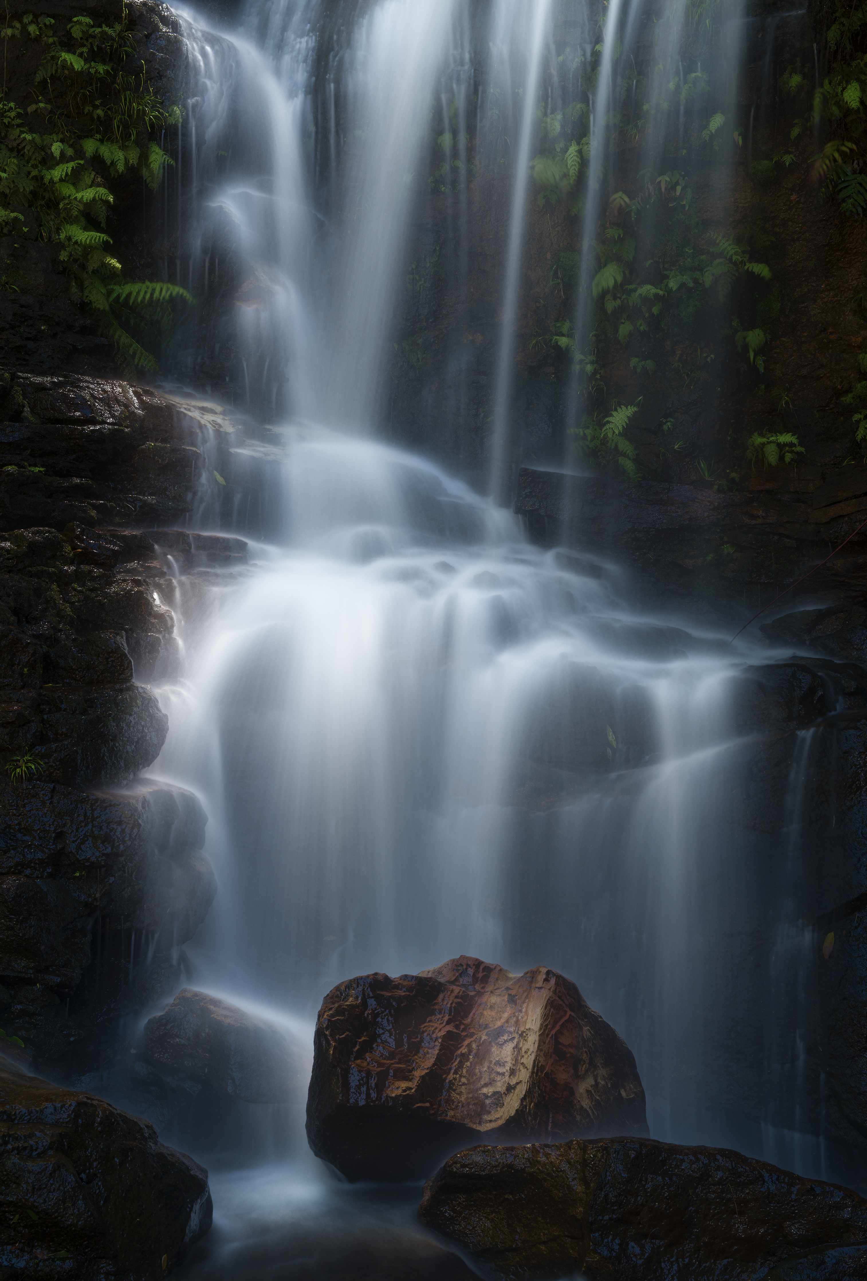 Große Wandbilder-Sanfter Wasserfall im Dschungel