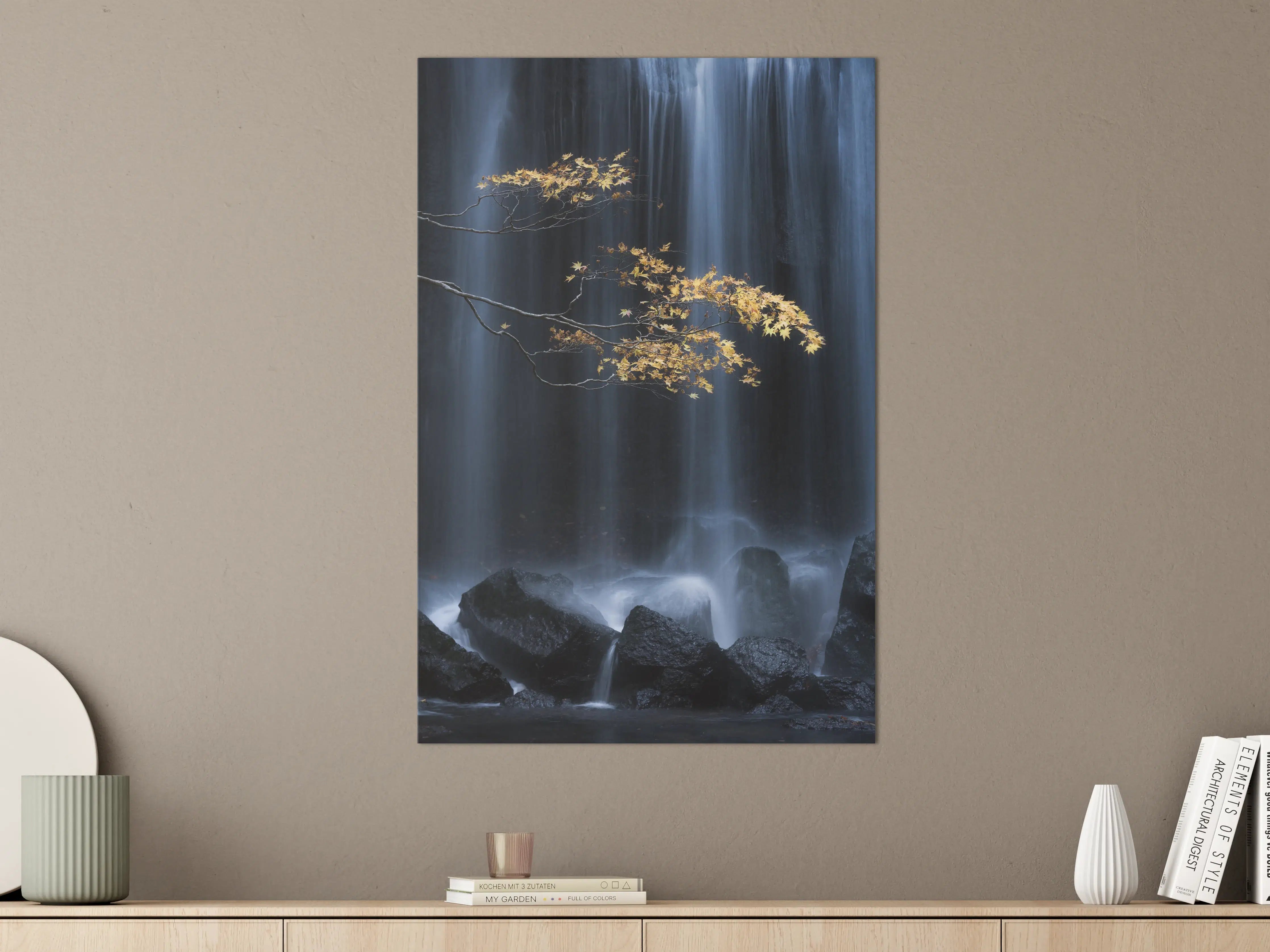 Große Wandbilder - Sanfter Wasserfall mit herbstlichem Ahornblatt
