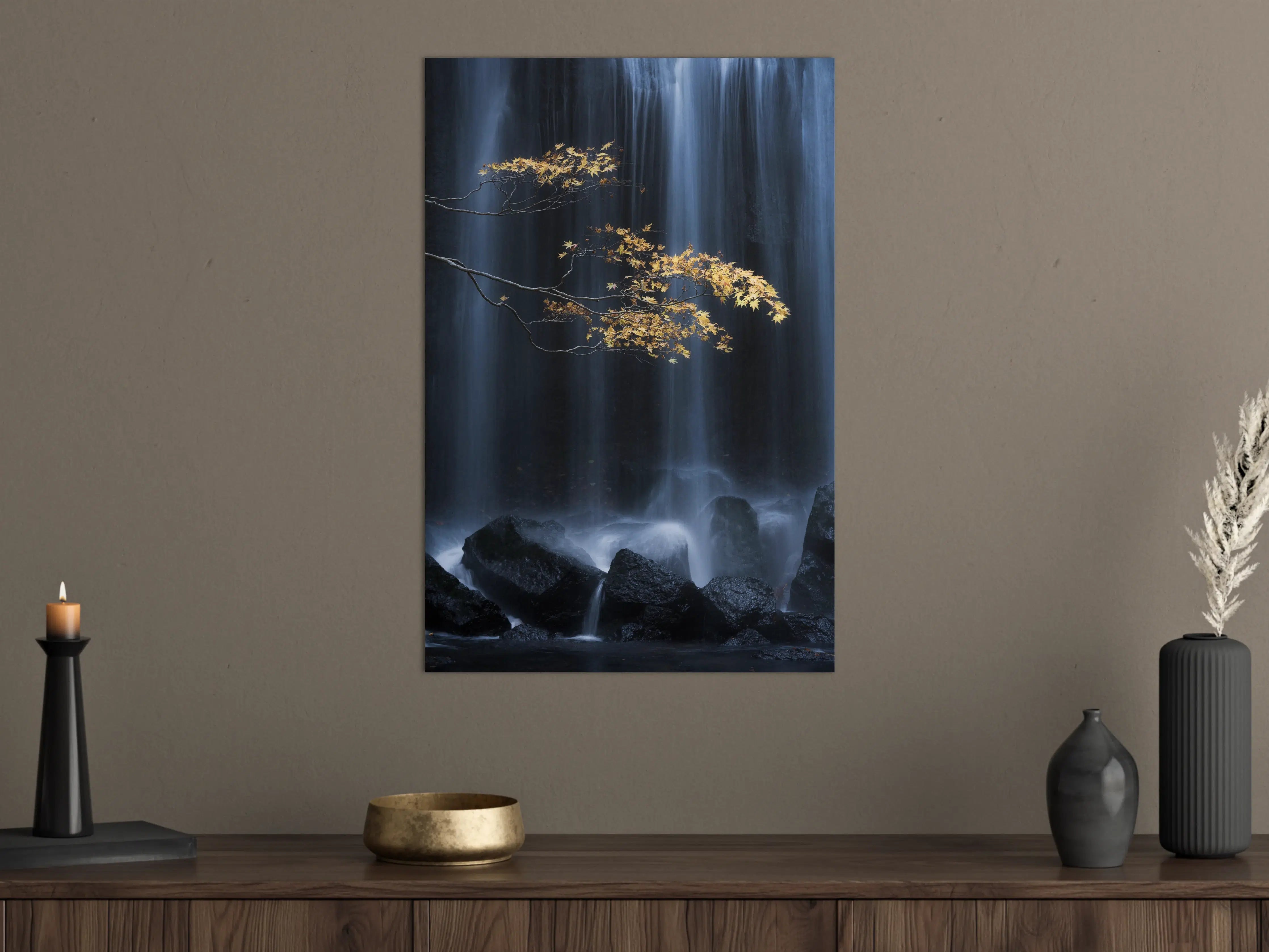 Große Wandbilder - Sanfter Wasserfall mit herbstlichem Ahornblatt