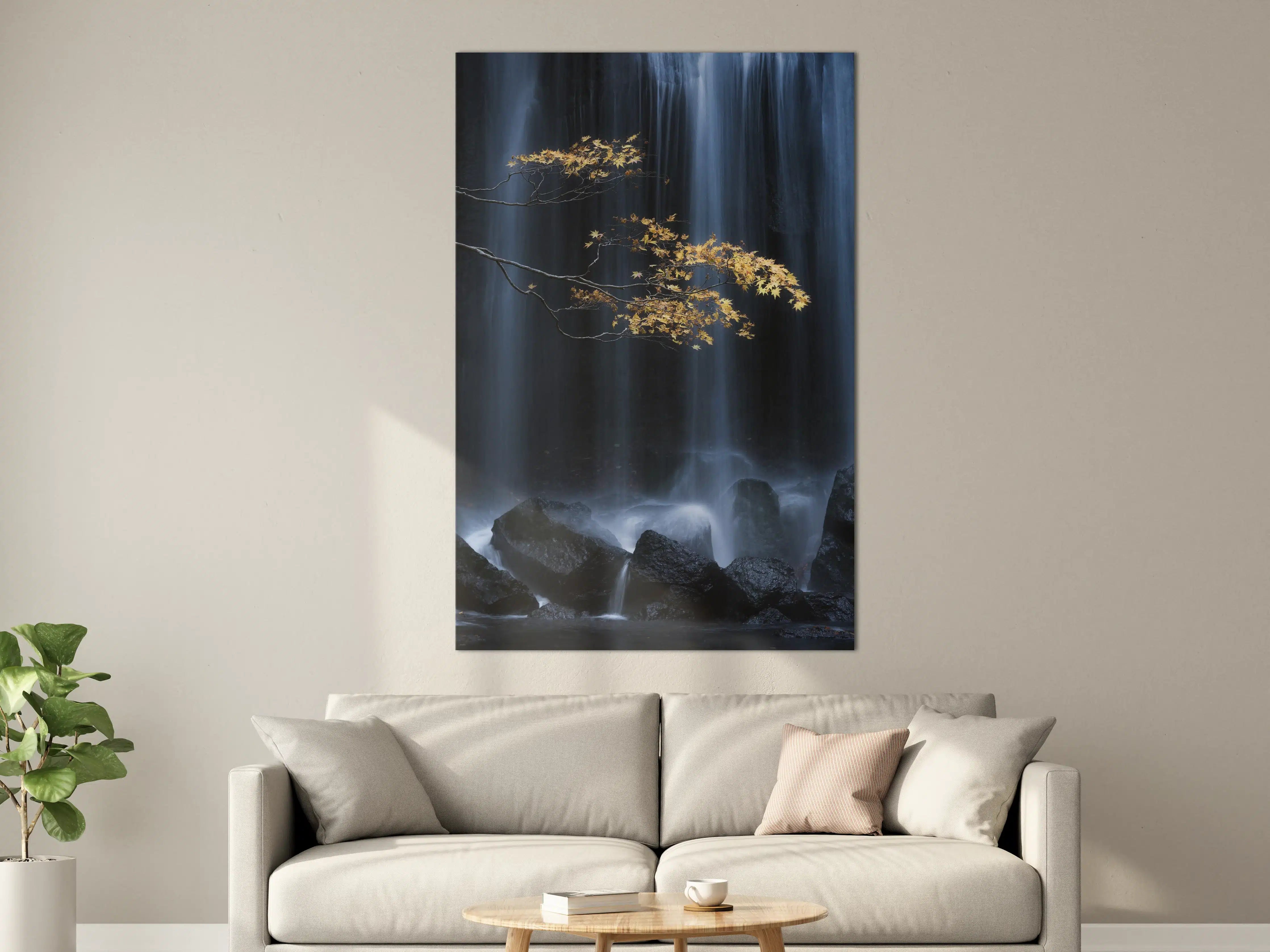 Große Wandbilder - Sanfter Wasserfall mit herbstlichem Ahornblatt