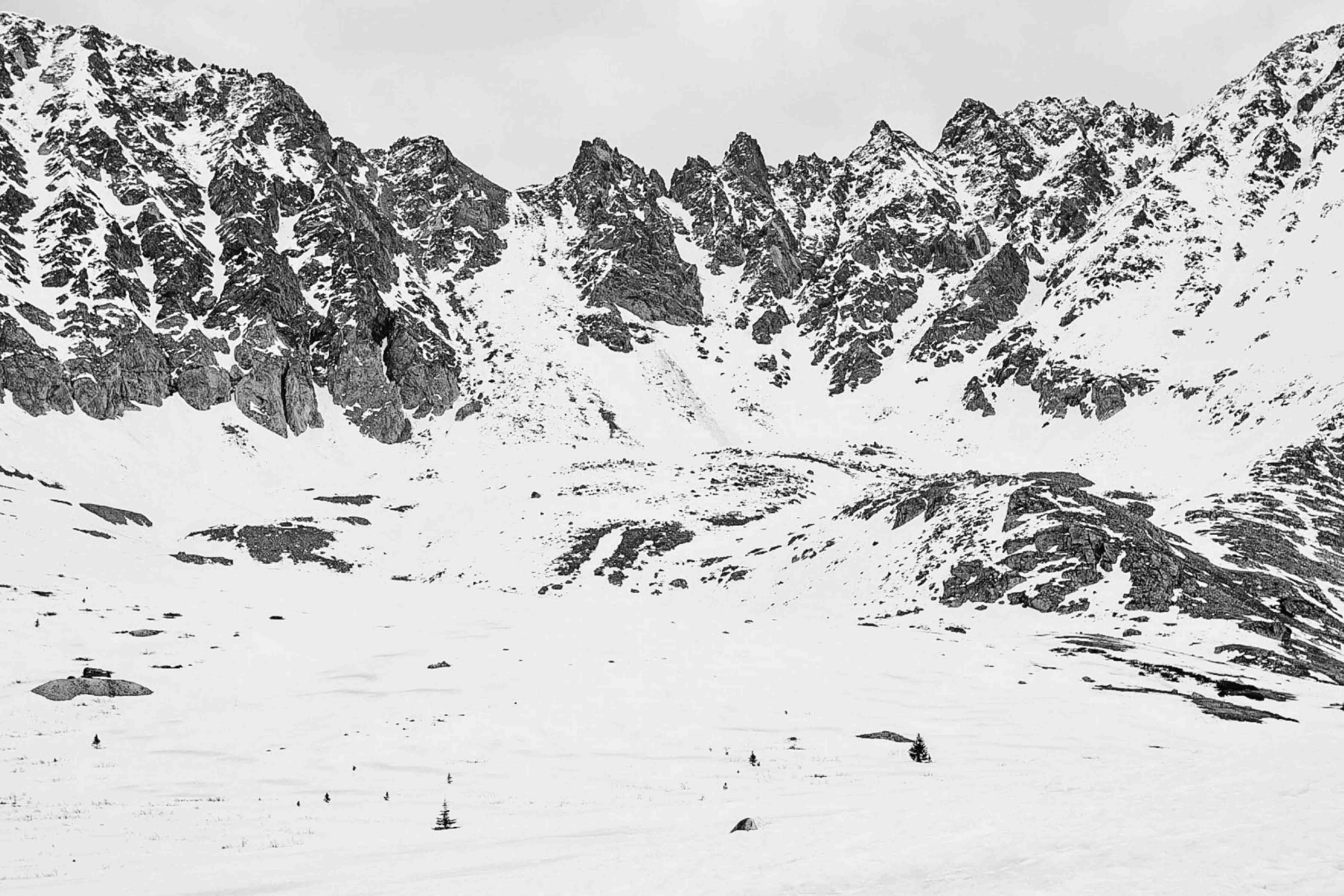 Große Wandbilder-Schneebedeckte Berglandschaft in Schwarz-Weiß
