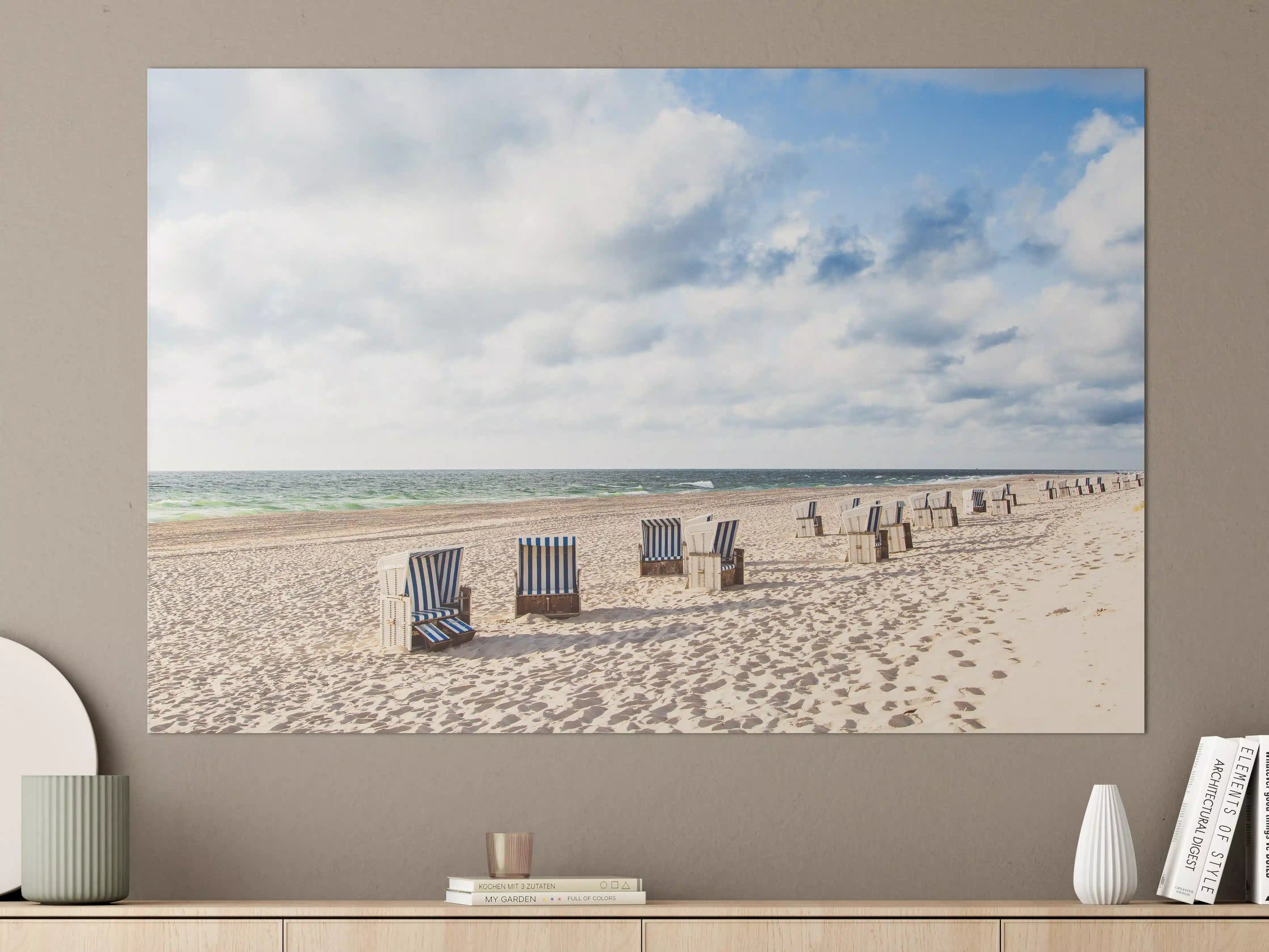 Große Wandbilder - Schöne Strandliegestühle in Blau und Weiß