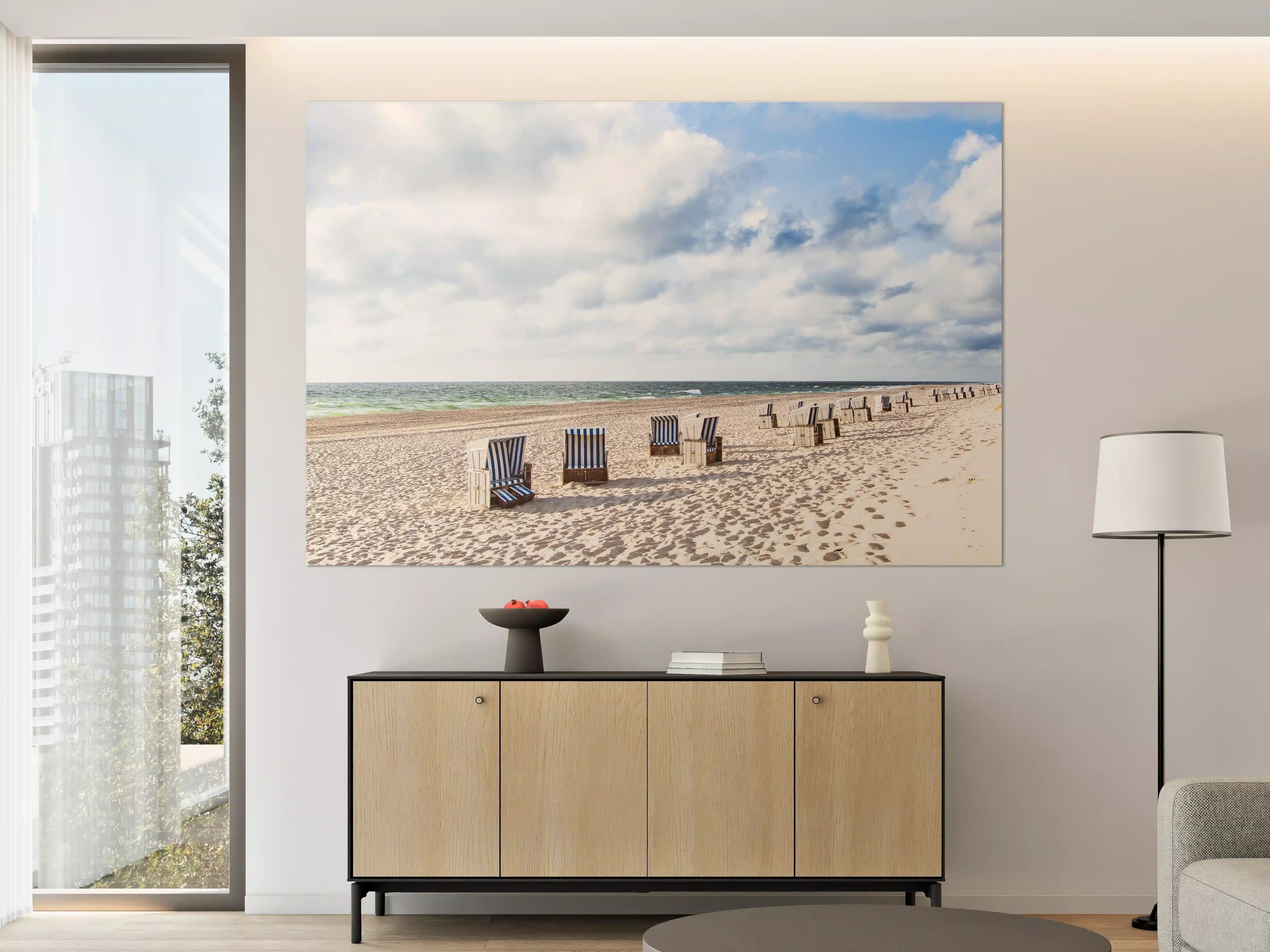 Große Wandbilder - Schöne Strandliegestühle in Blau und Weiß