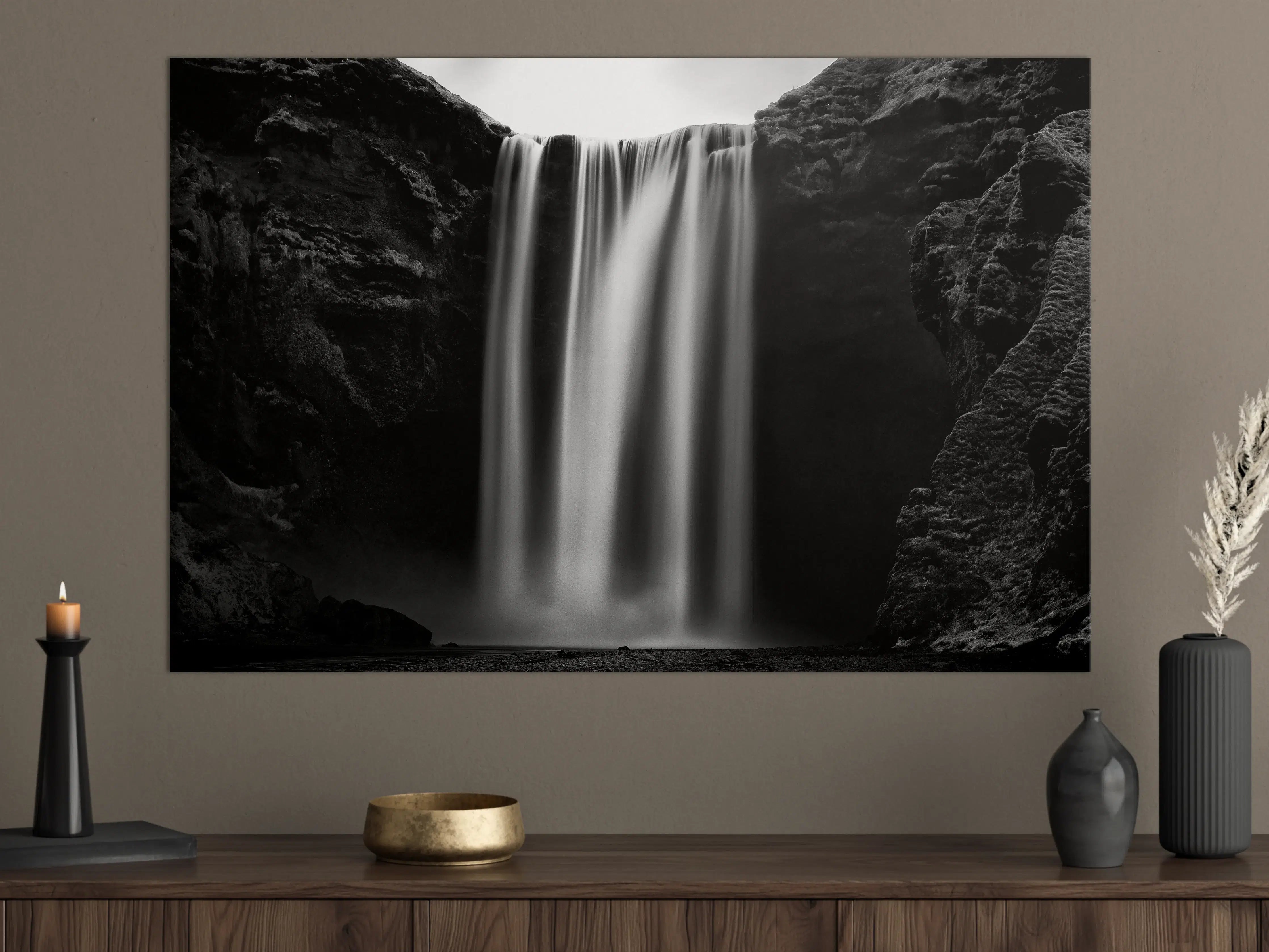 Große Wandbilder - Schwarz-Weiß-Wasserfall in dramatischer Landschaft