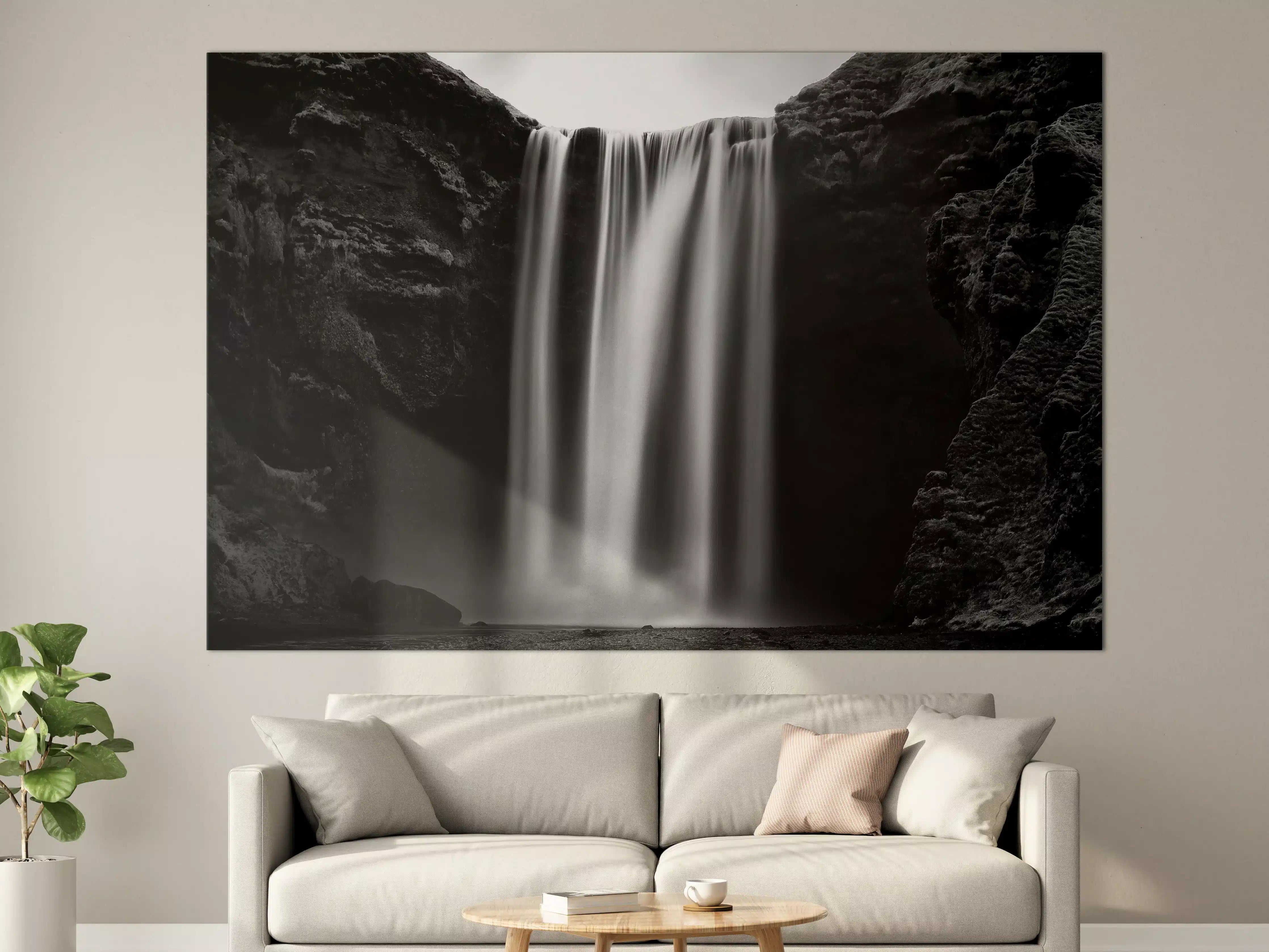 Große Wandbilder - Schwarz-Weiß-Wasserfall in dramatischer Landschaft