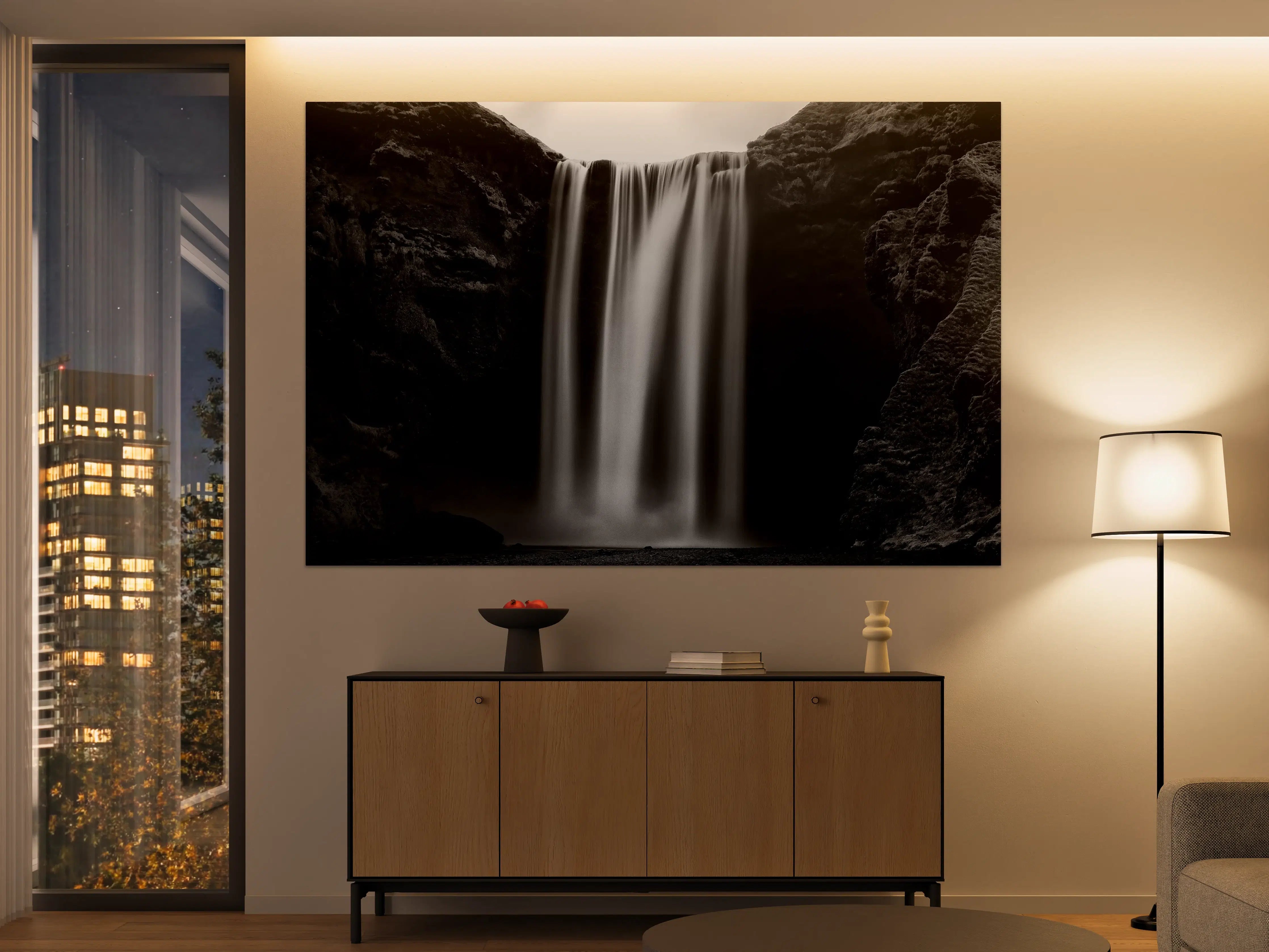 Große Wandbilder - Schwarz-Weiß-Wasserfall in dramatischer Landschaft
