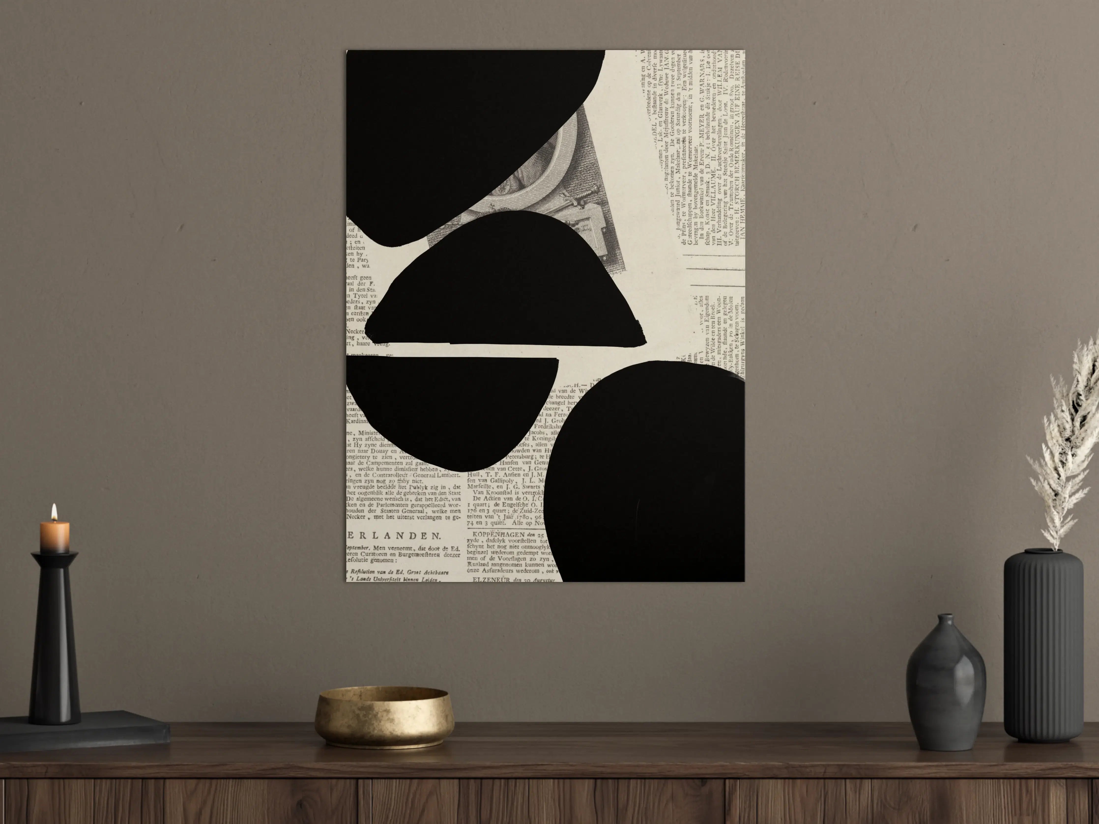 Große Wandbilder - Schwarze geometrische Formen auf Zeitungshintergrund