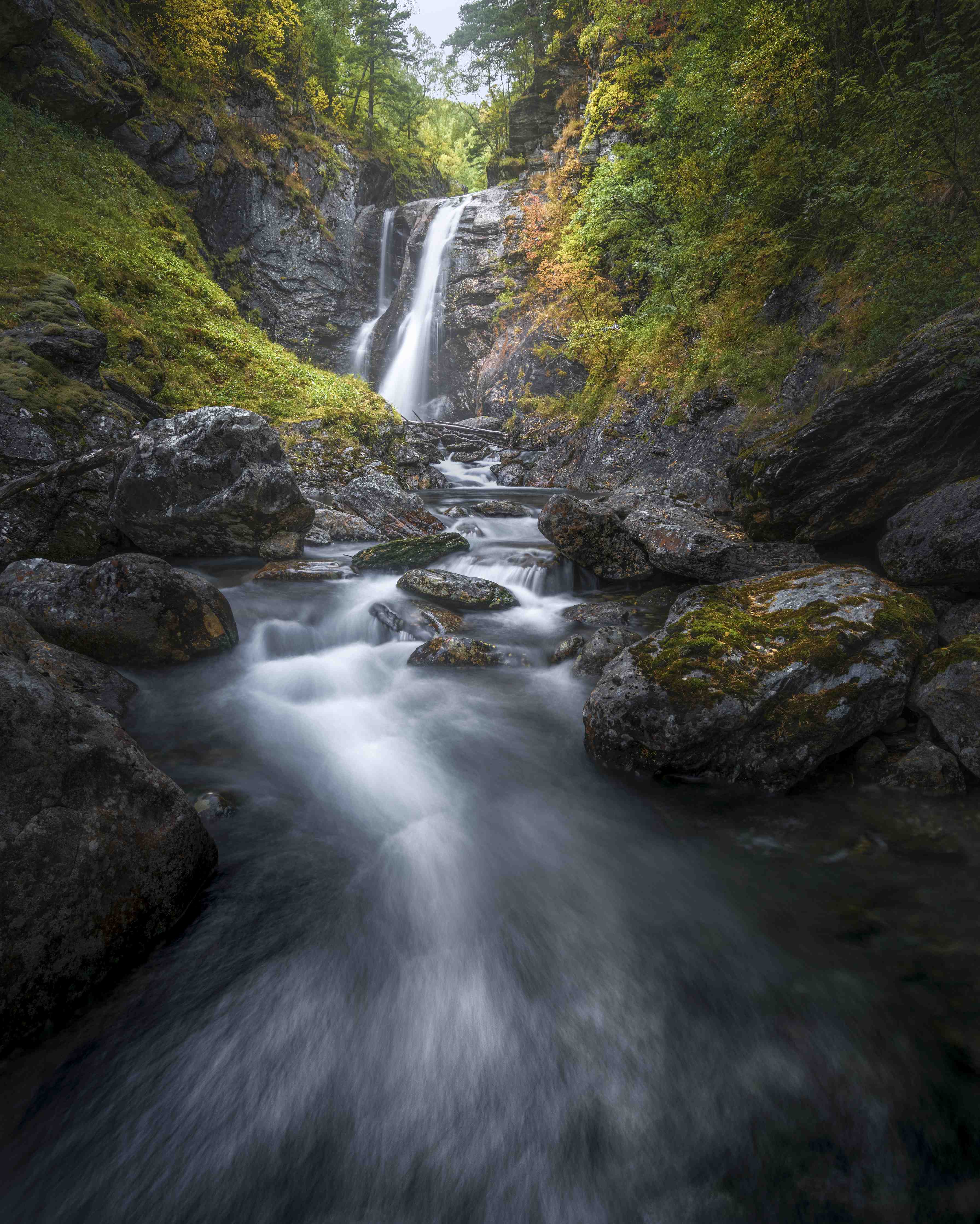 Große Wandbilder-Silberner Wasserfall in smaragdener Natur