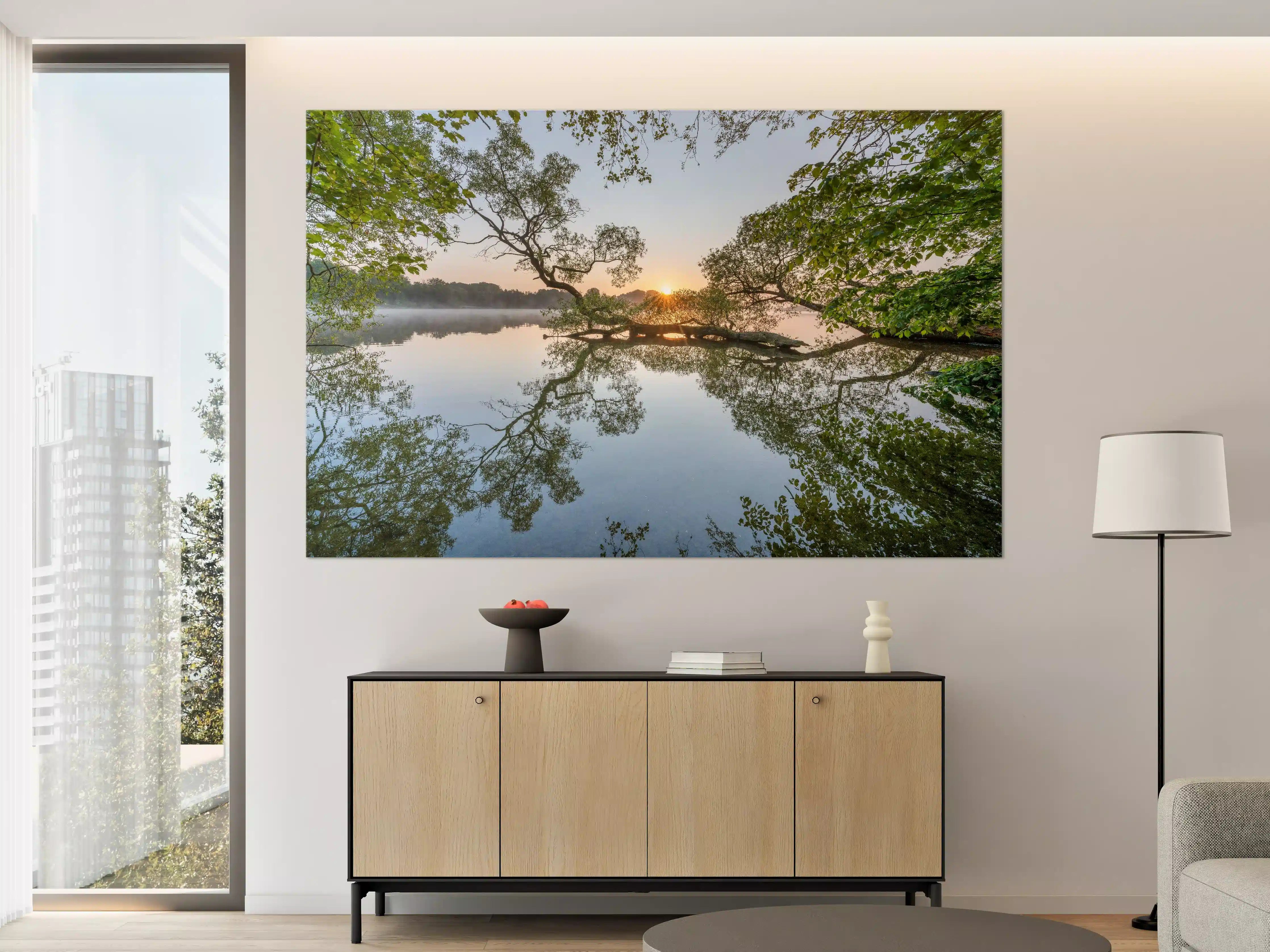 Große Wandbilder - Sonnenaufgang über dem ruhigen Fluss mit Baumreflexionen