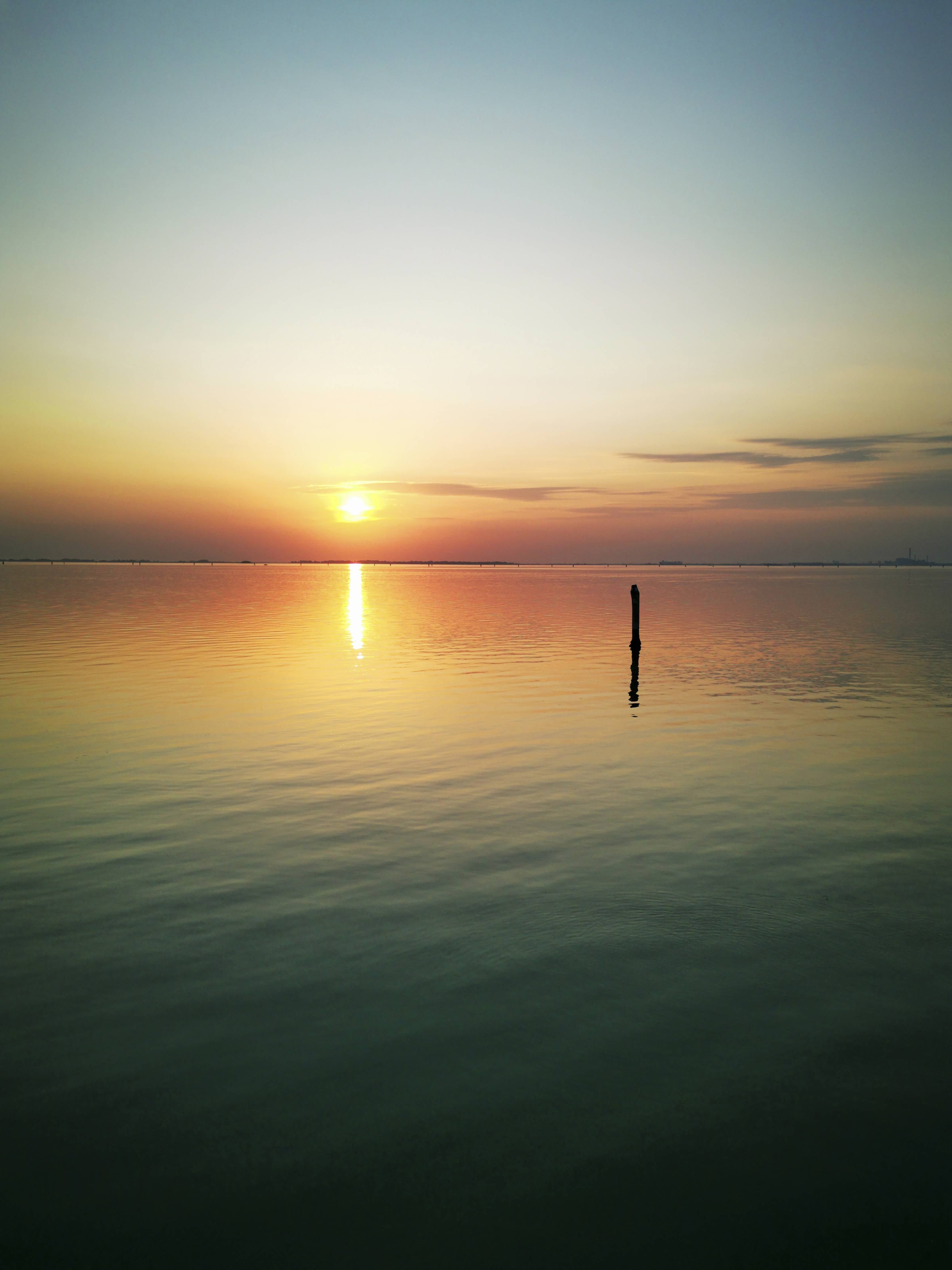 Große Wandbilder-Sonnenuntergang über dem ruhigen Wasser