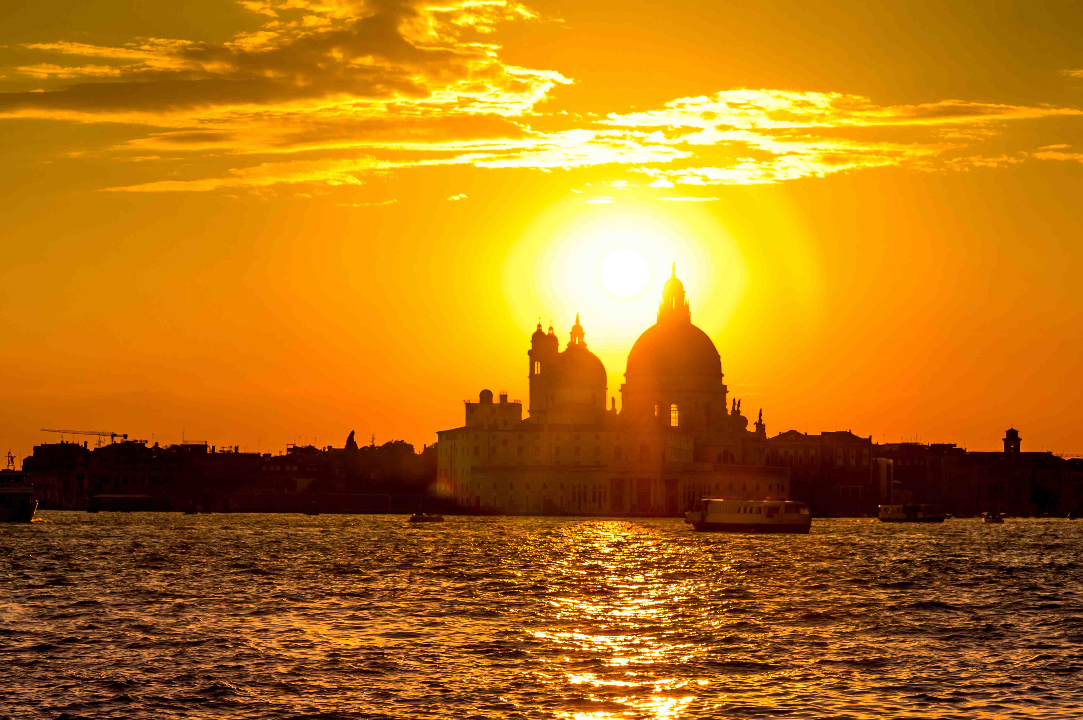 Große Wandbilder-Sonnenuntergang über der Stadt mit Wasserblick