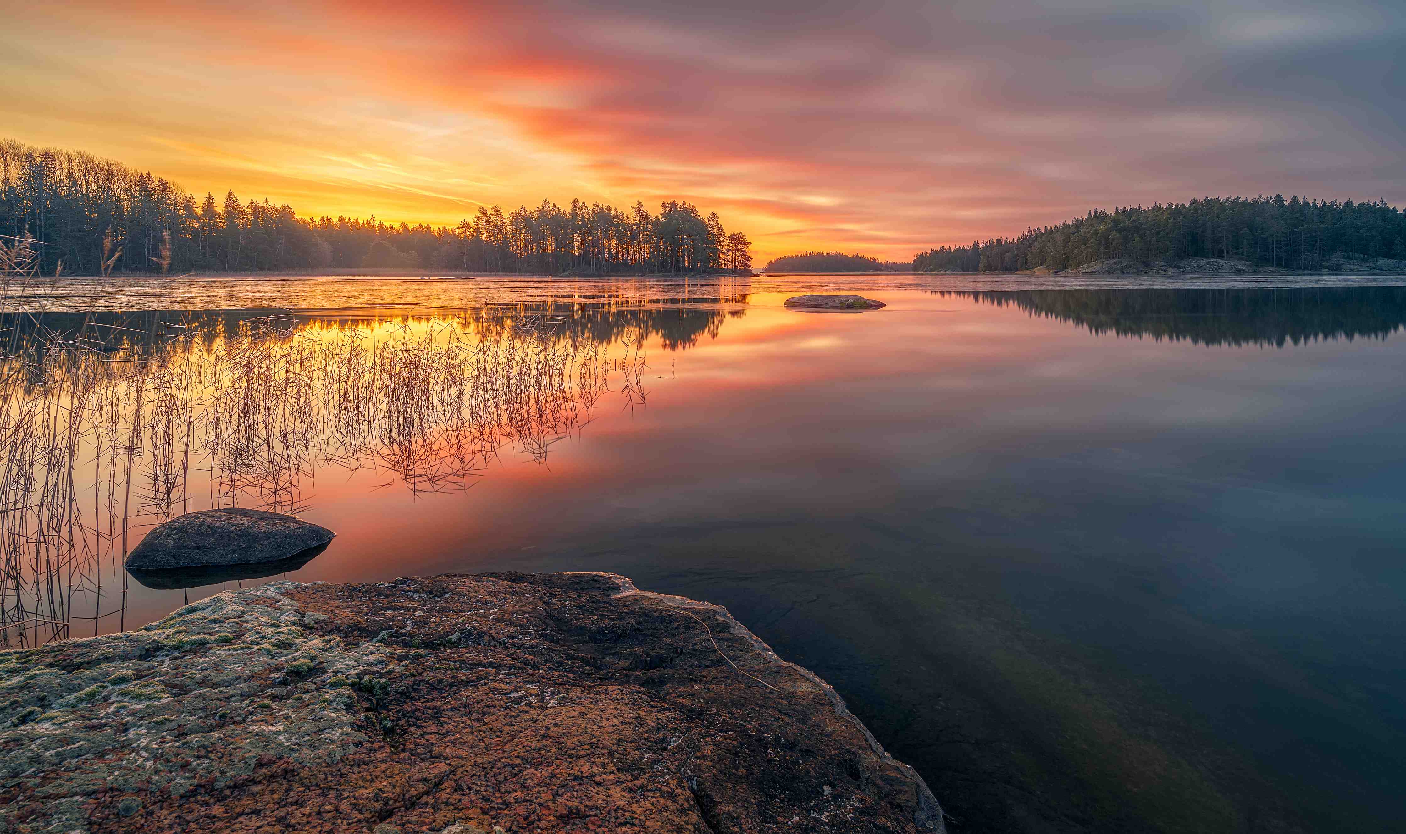 Große Wandbilder-Sonnenuntergang über ruhigem Fluss mit Felsen