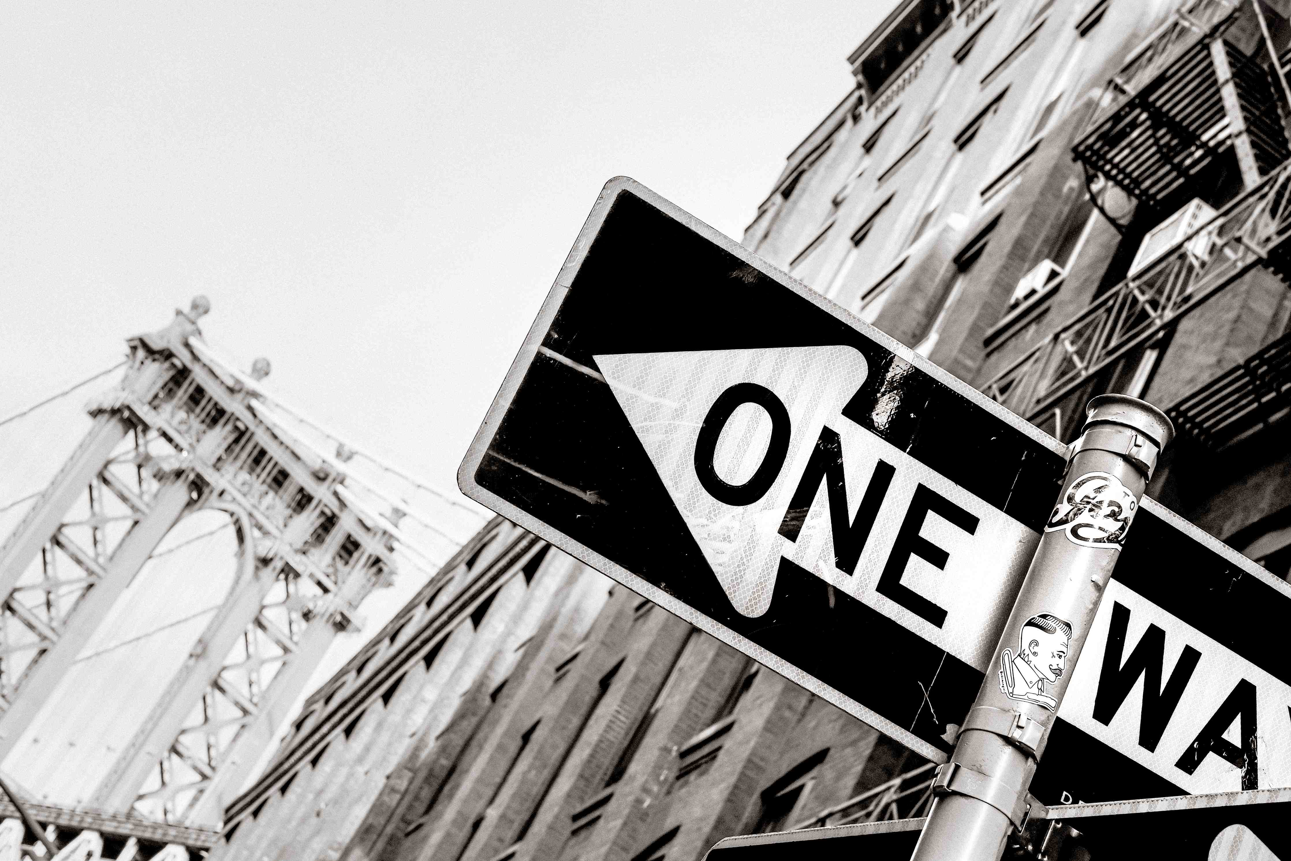 Große Wandbilder-Stadtansicht mit One-Way-Straßenschild