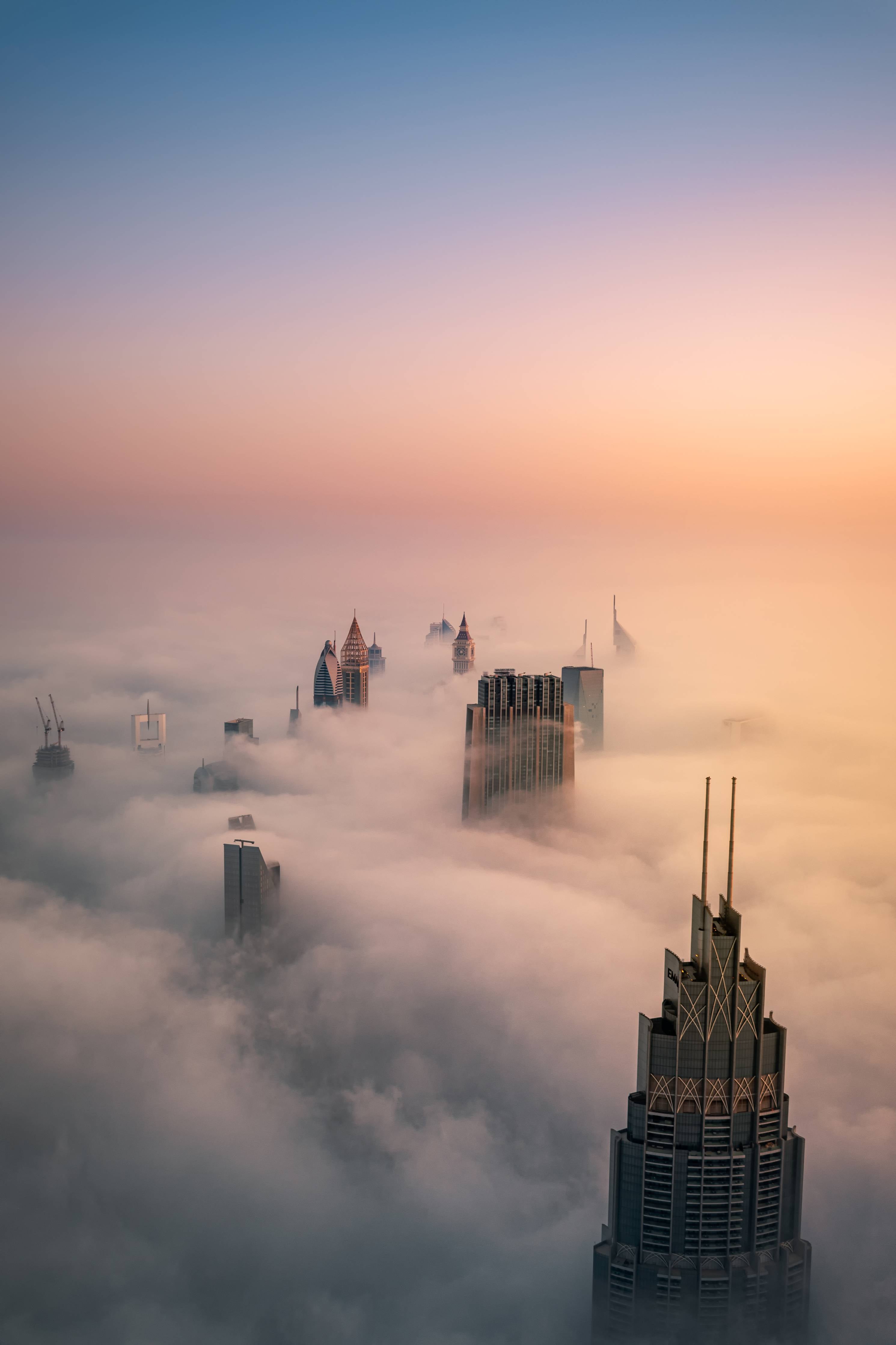 Große Wandbilder-Stadtsilhouette im Nebel bei Sonnenaufgang