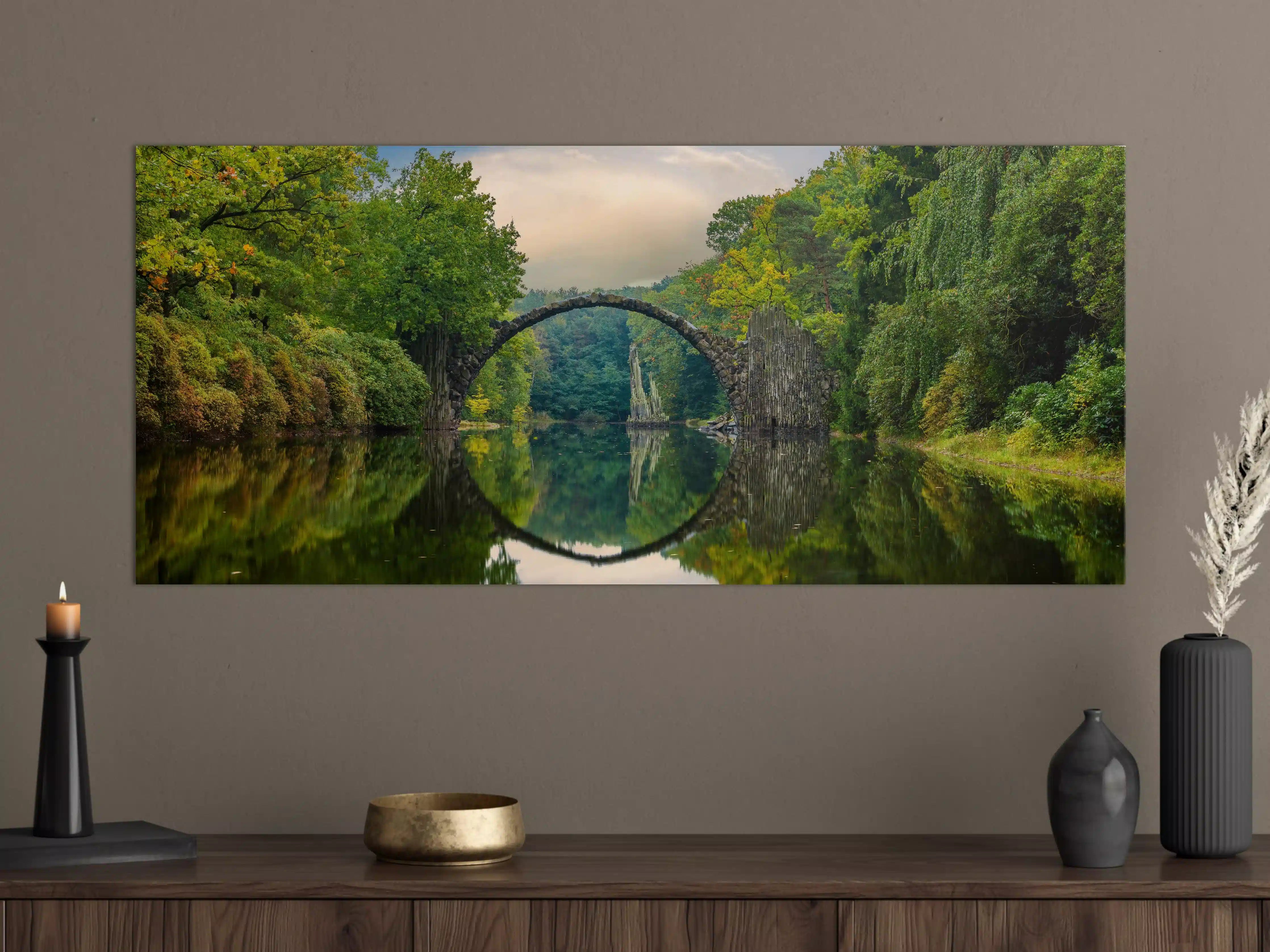 Große Wandbilder - Steinbrücke über Fluss im Wald