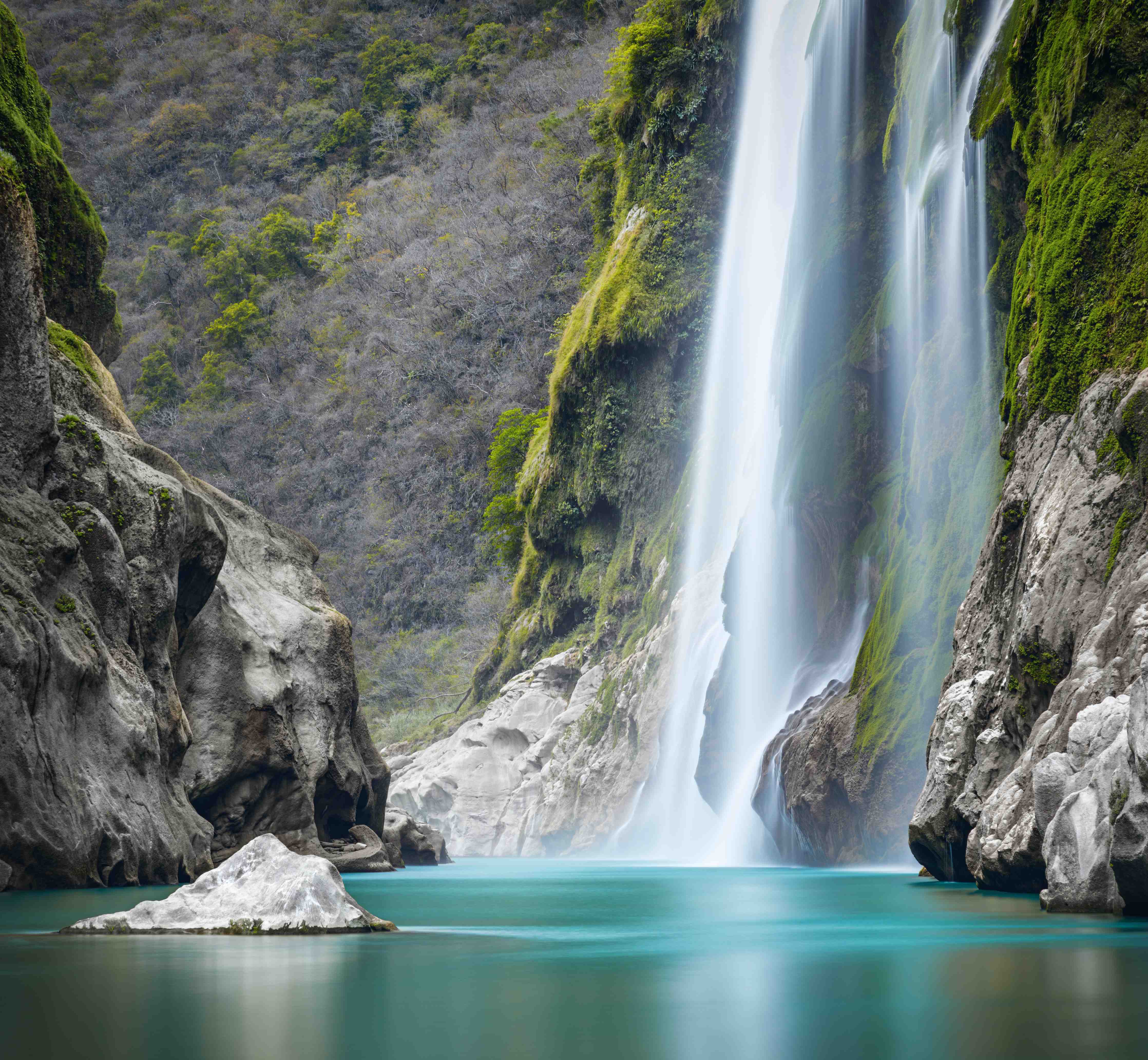 Große Wandbilder-Tamul-Wasserfall am Fluss Tampaon