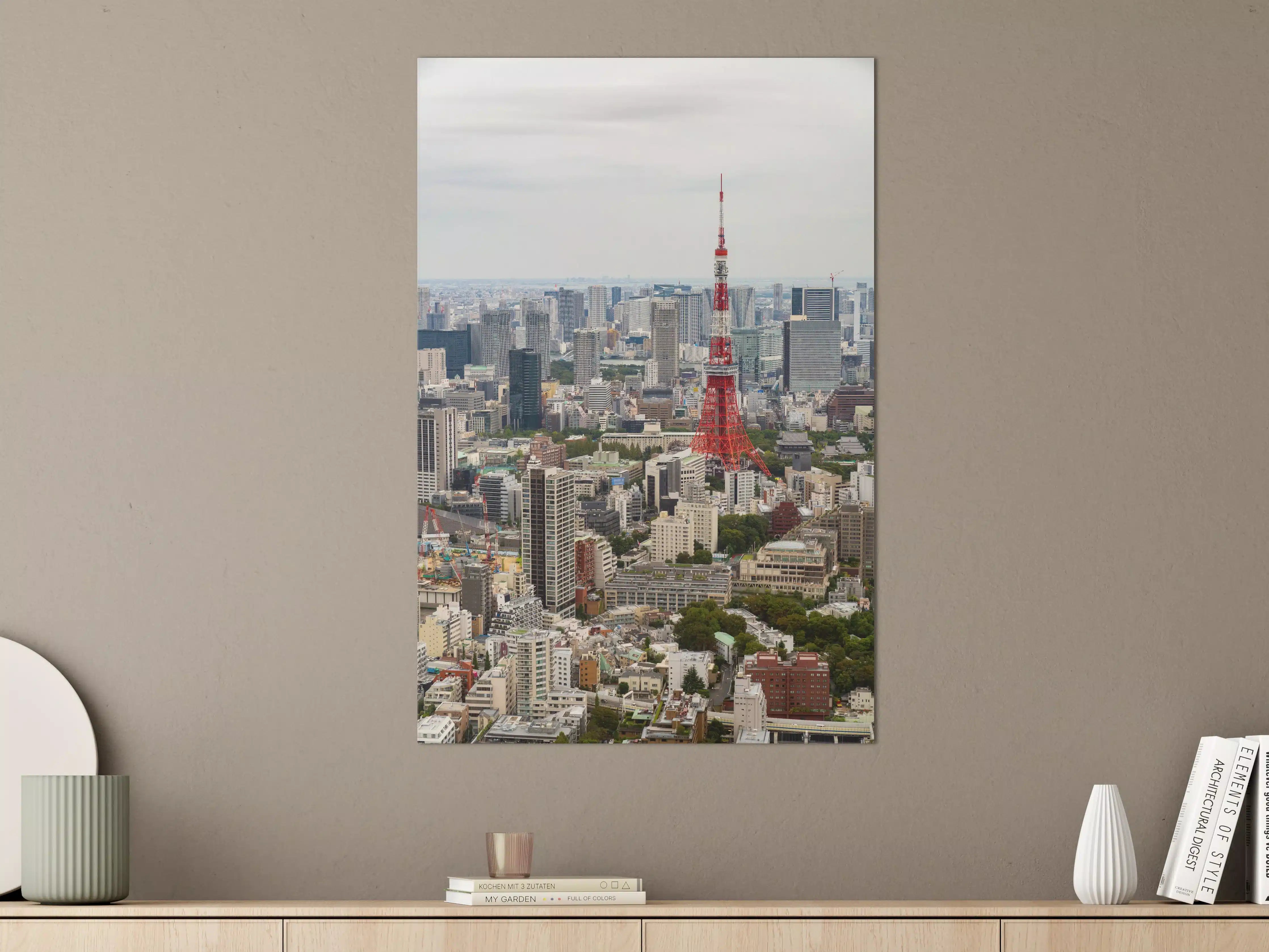 Große Wandbilder - Tokyo Tower in der Skyline bei bewölktem Himmel