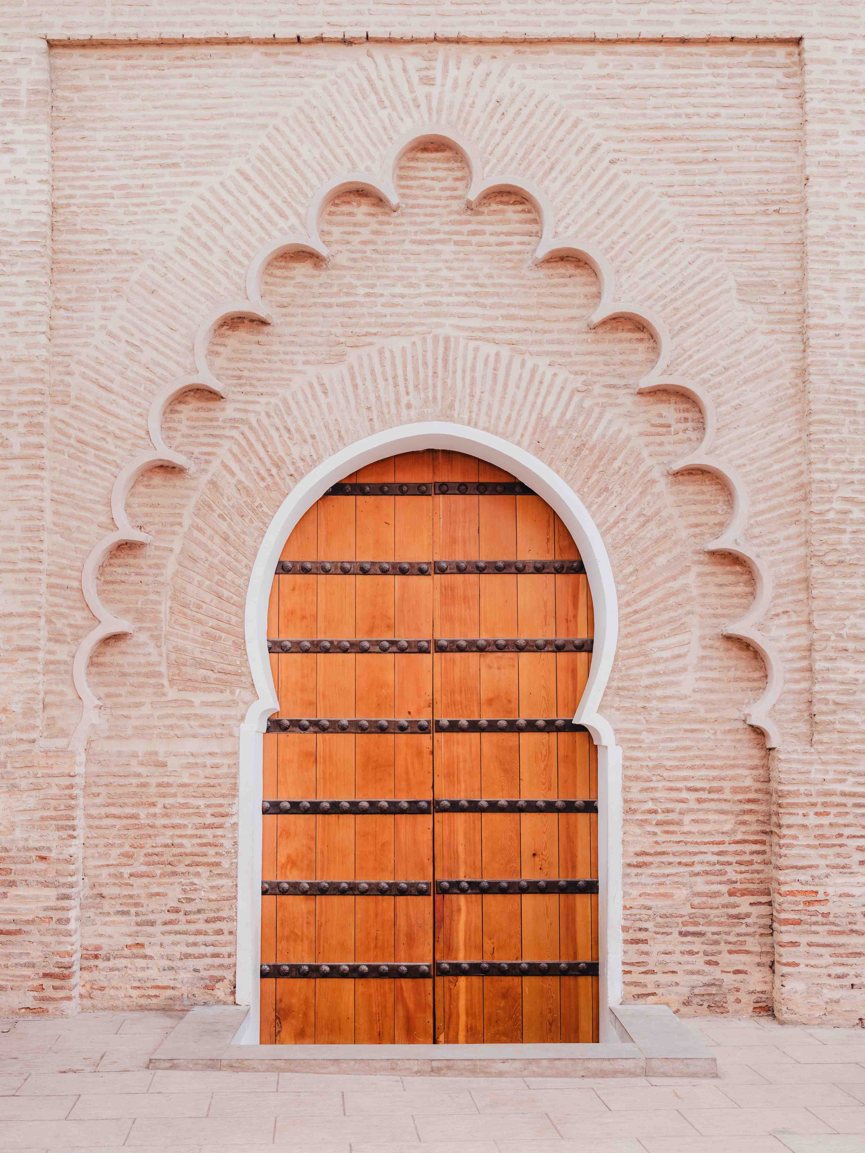 Große Wandbilder-Traditionelle Moschee-Architektur mit Holztür