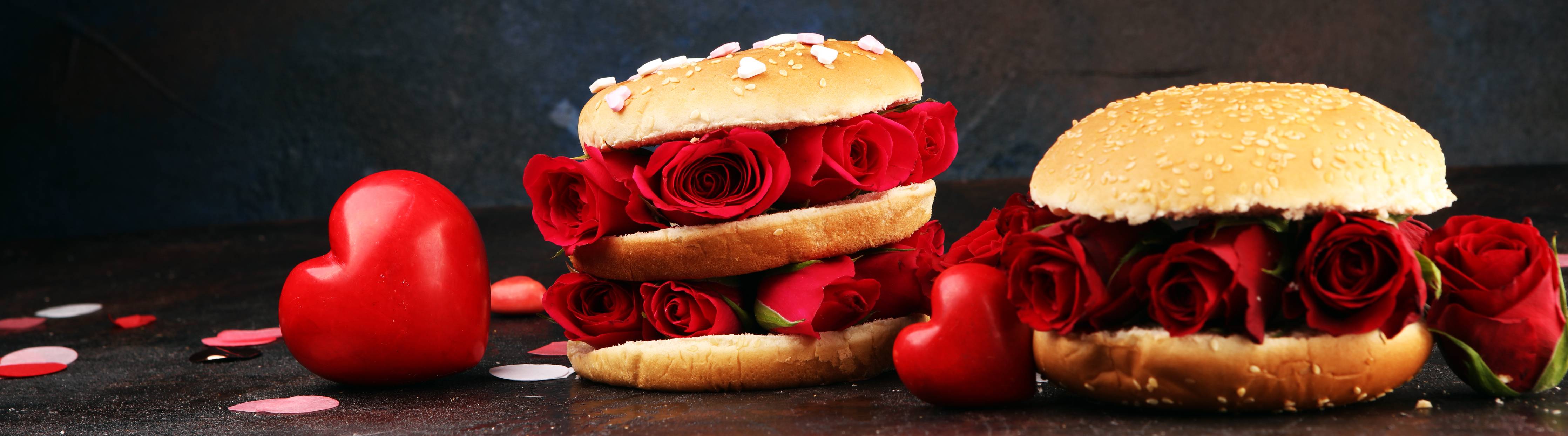 Große Wandbilder-Verführerischer Erdbeer-Donut mit Rosen und Herzdekoration