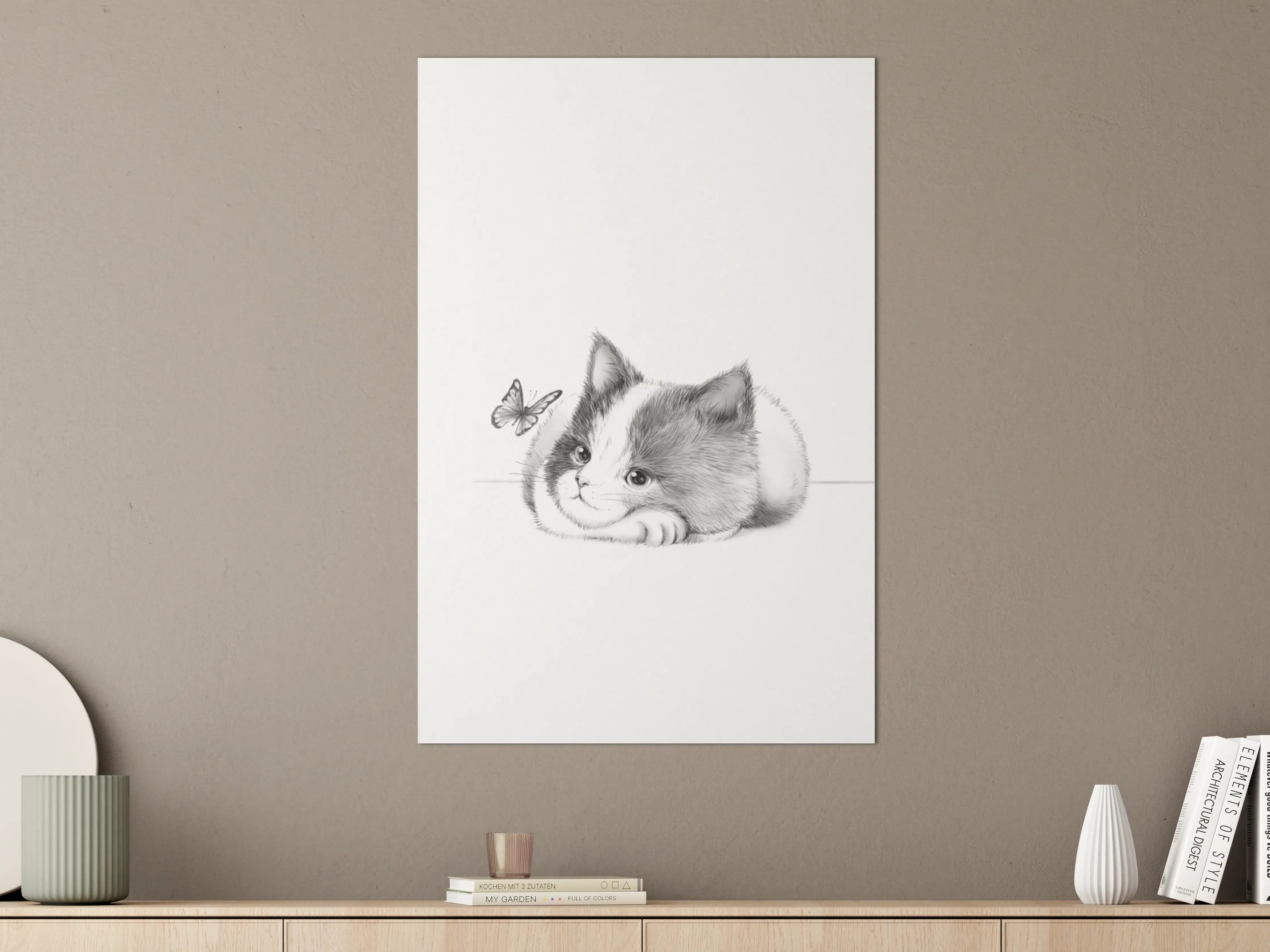 Große Wandbilder - Verspieltes Kätzchen mit Schmetterling in Schwarz-Weiß
