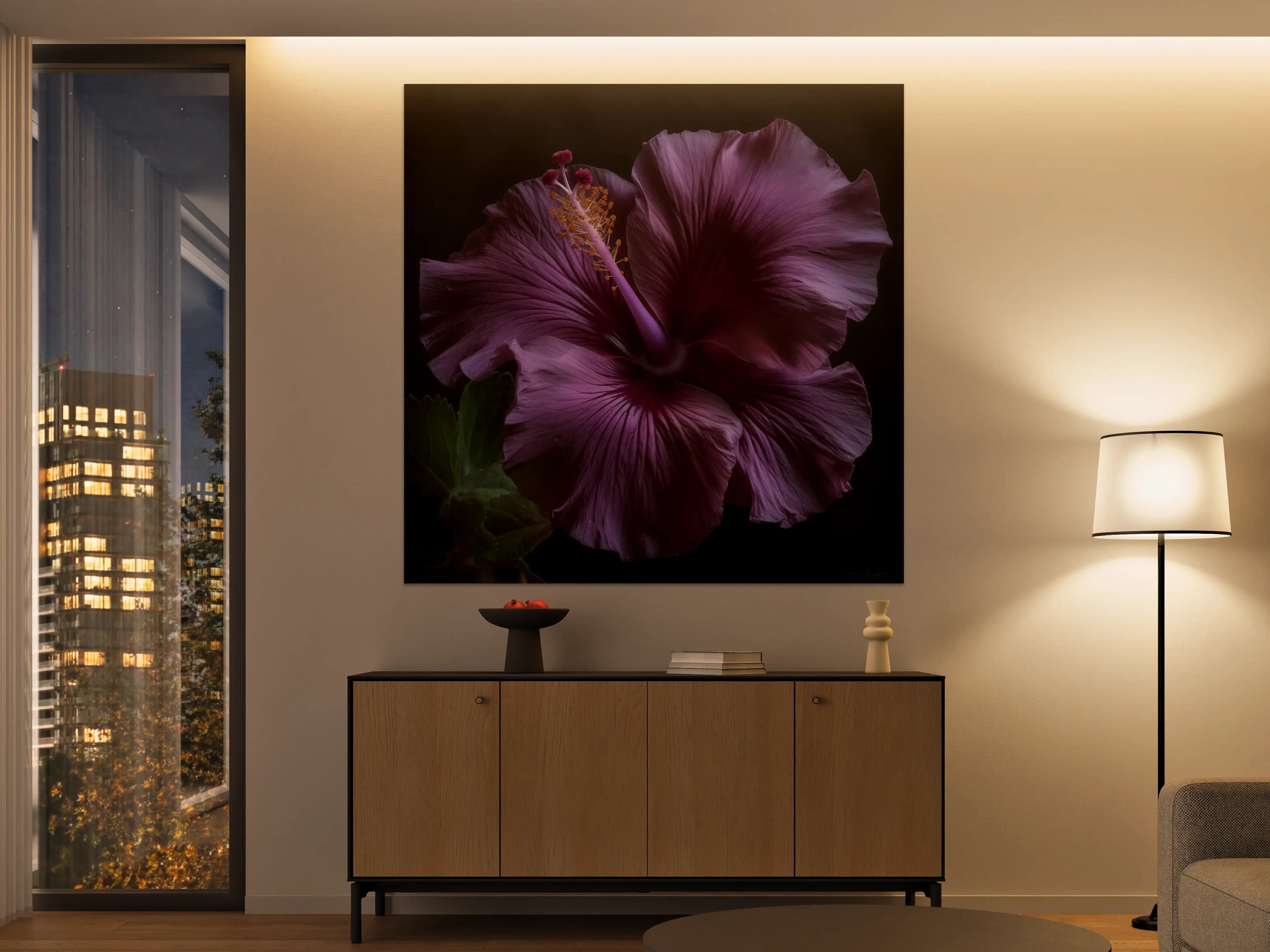 Große Wandbilder - Violette Hibiskusblüte vor dunklem Hintergrund
