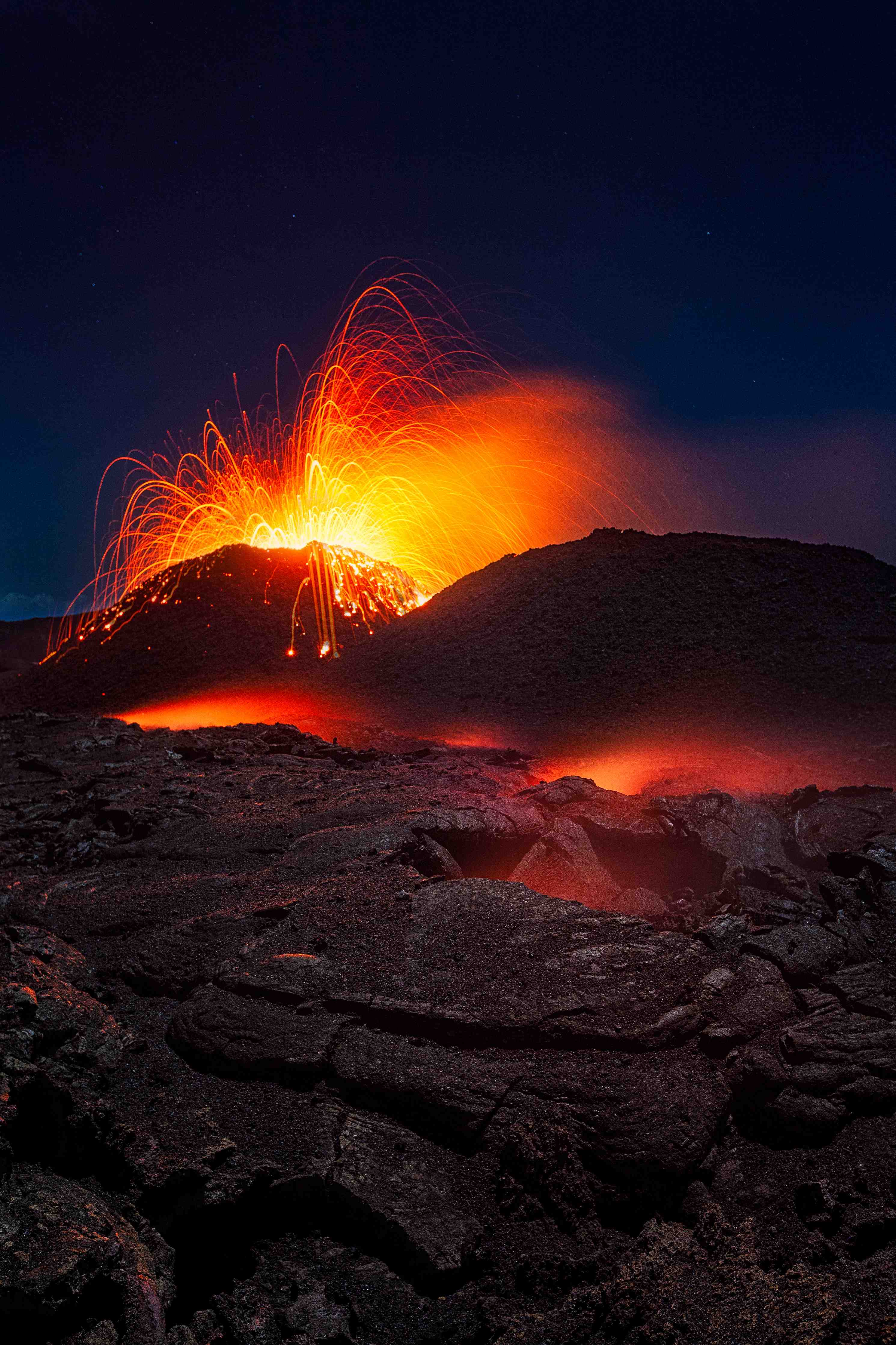 Große Wandbilder-Vulkan eruption bei Nacht mit Lava und Funken