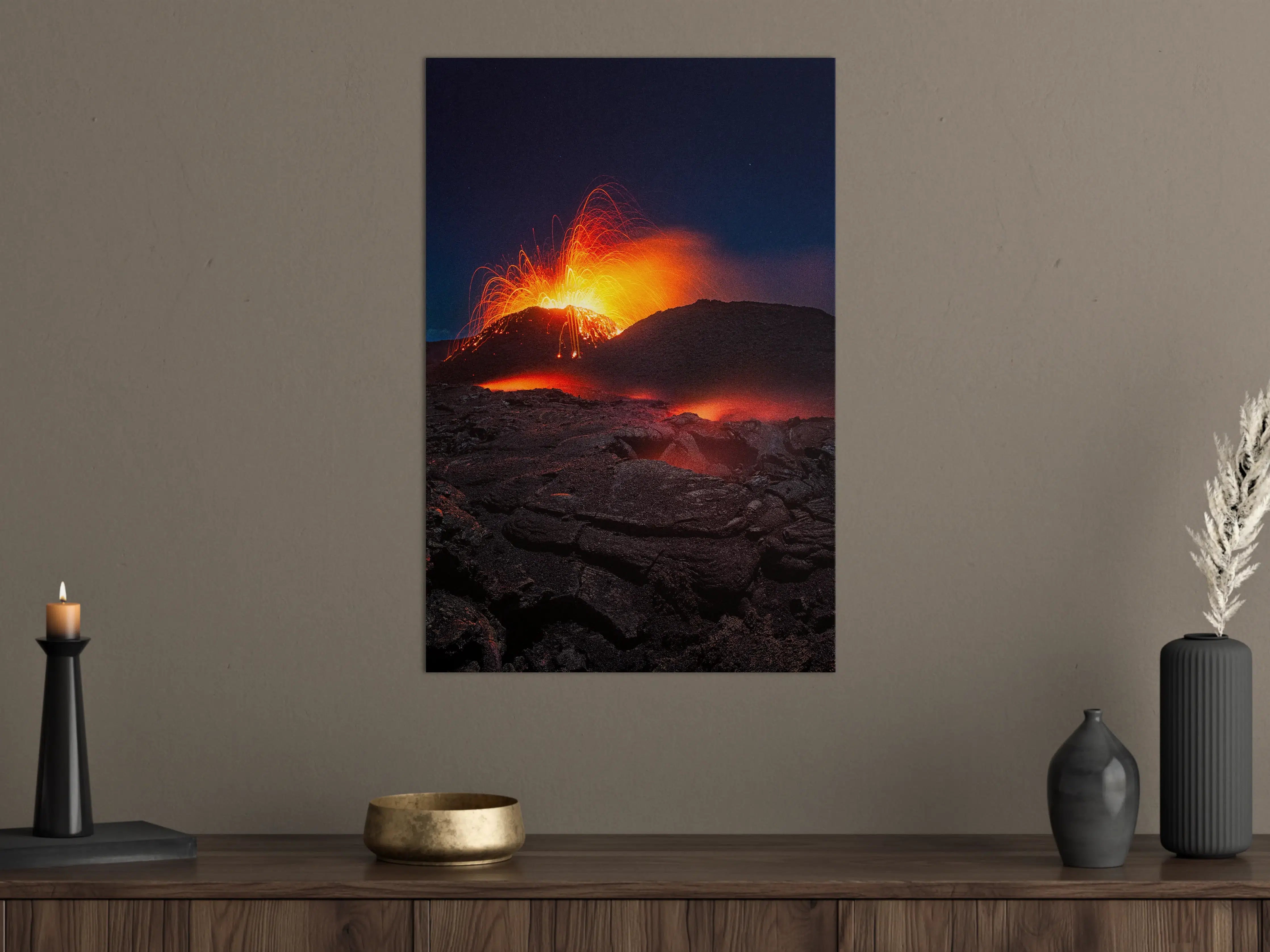 Große Wandbilder - Vulkan eruption bei Nacht mit Lava und Funken
