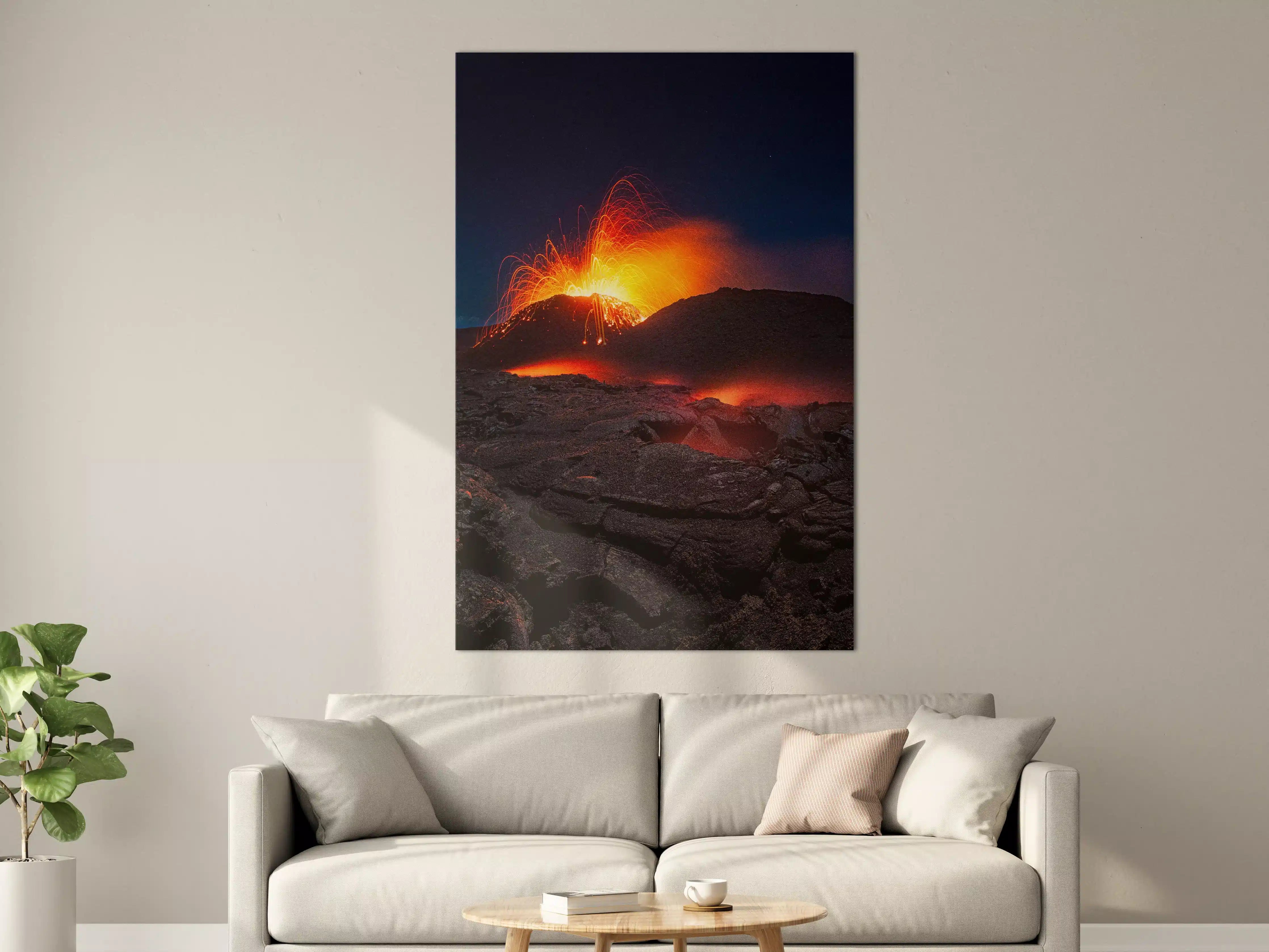Große Wandbilder - Vulkan eruption bei Nacht mit Lava und Funken
