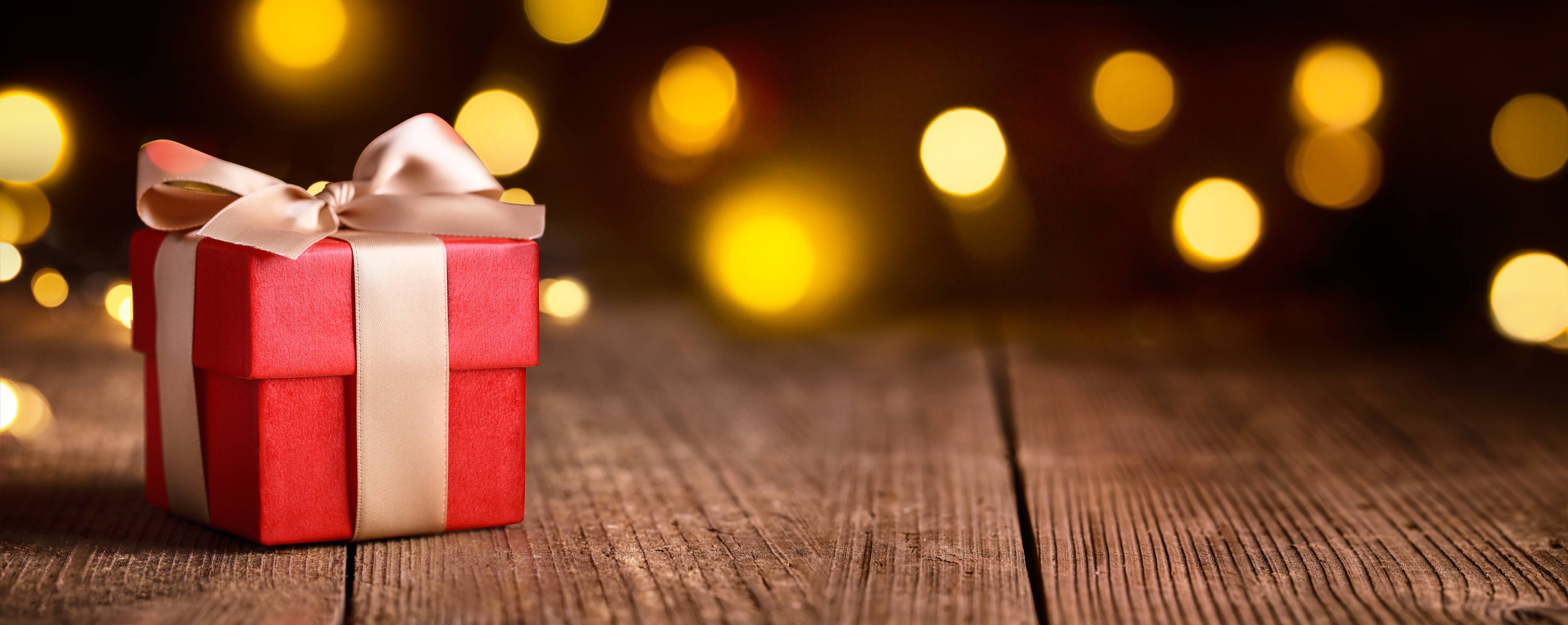 Große Wandbilder-Weihnachtsgeschenk auf festlichem Hintergrund