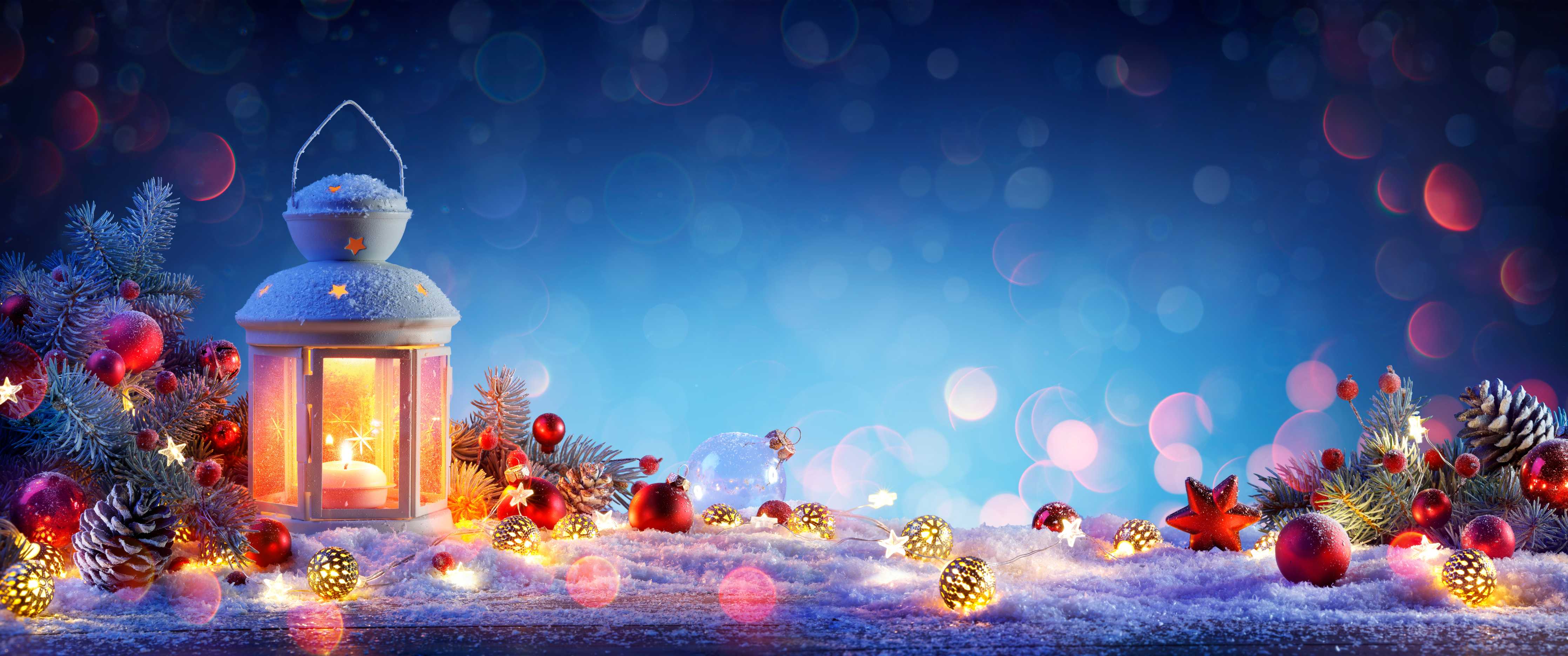 Große Wandbilder-Weihnachtslaterne auf verschneiten Tisch